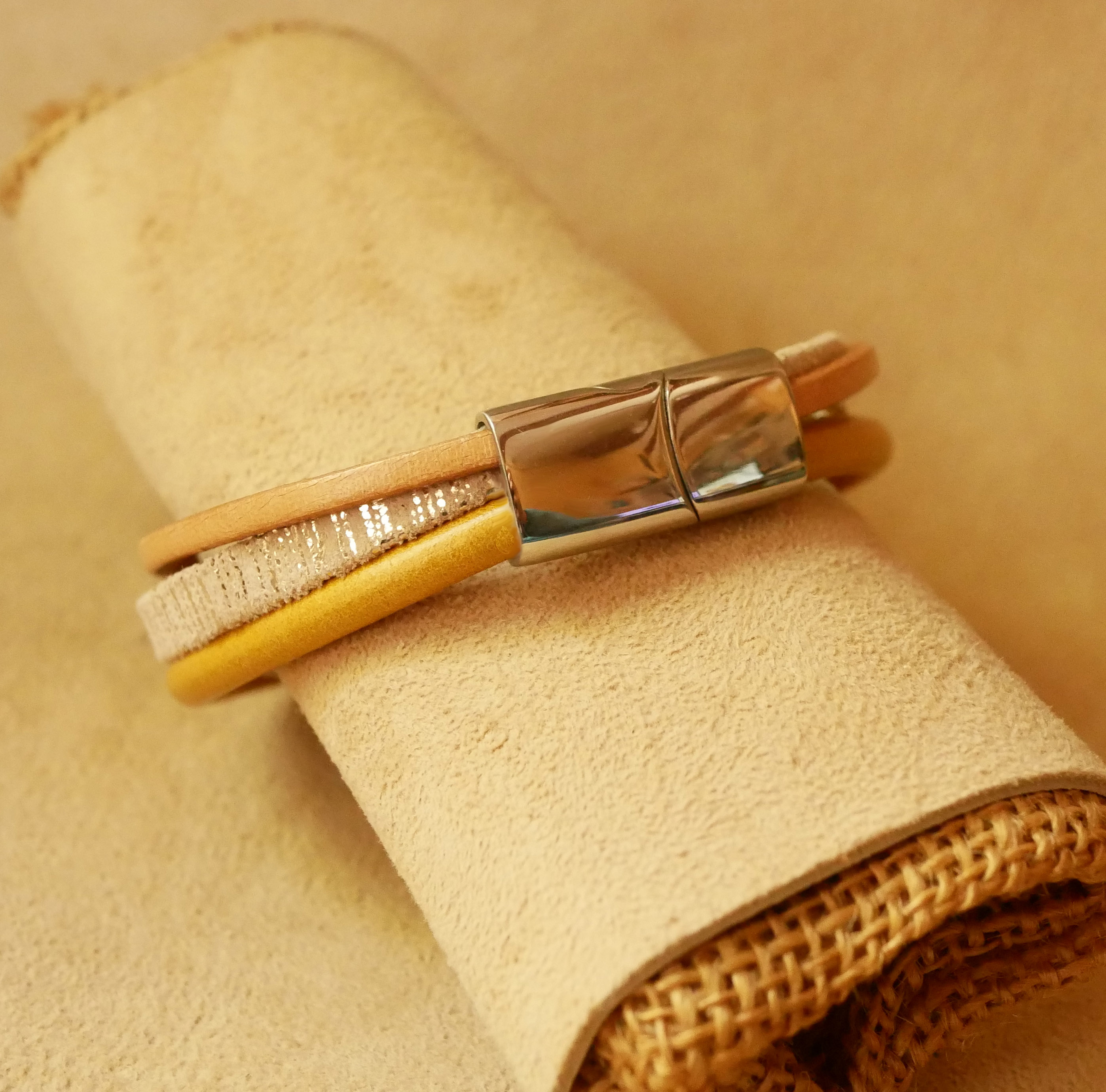 Bracciale multi-pelle beige e oro