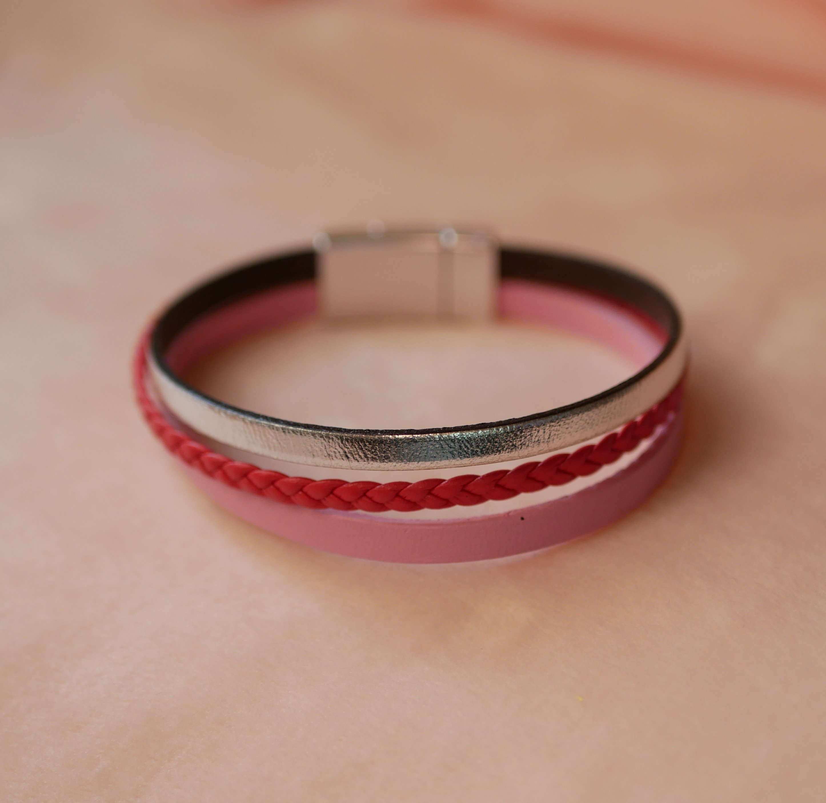 Bracciale in pelle rosso corallo e argento e bracciale in multi-pelle rosa