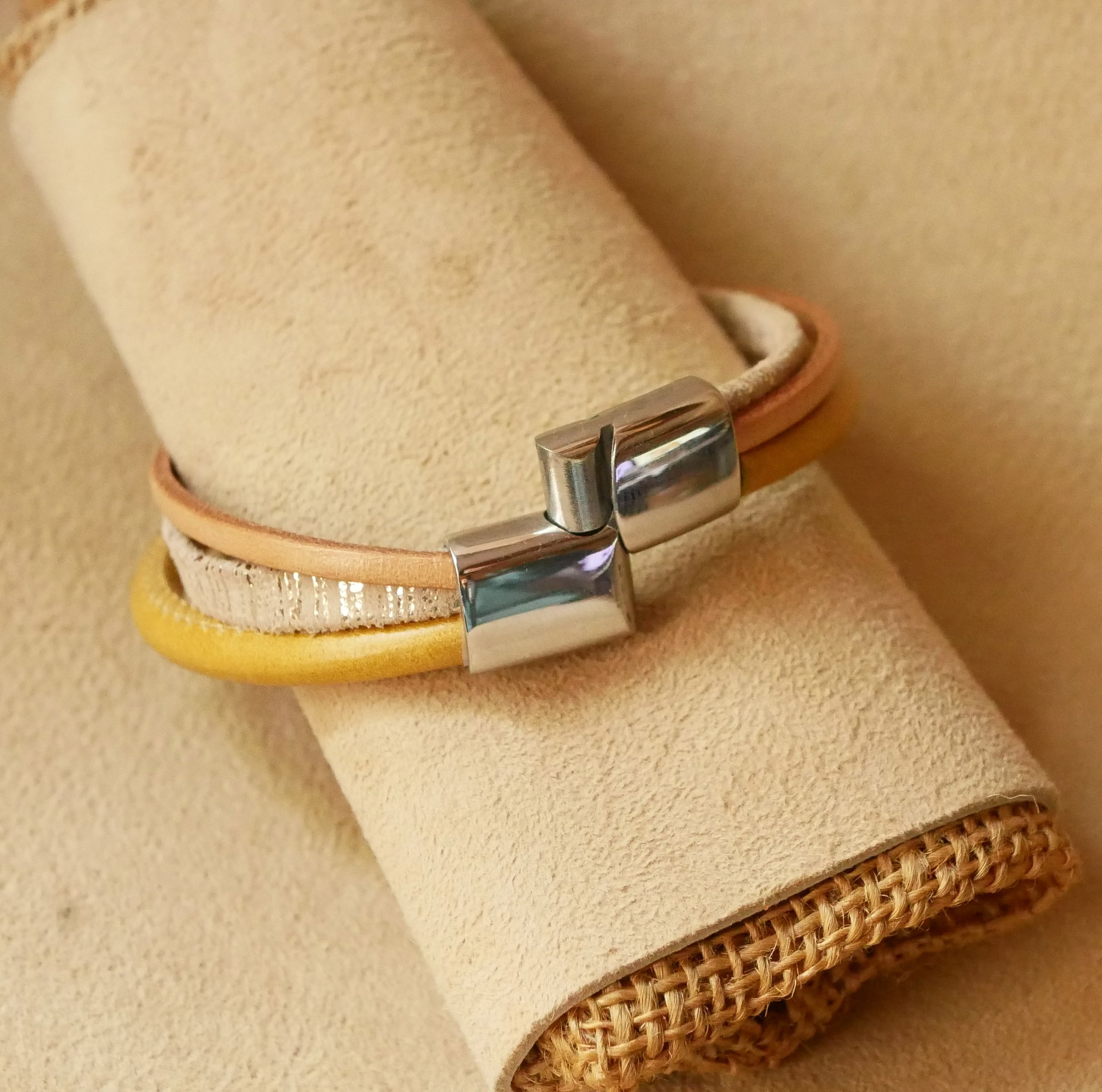 Bracciale multi-pelle beige e oro