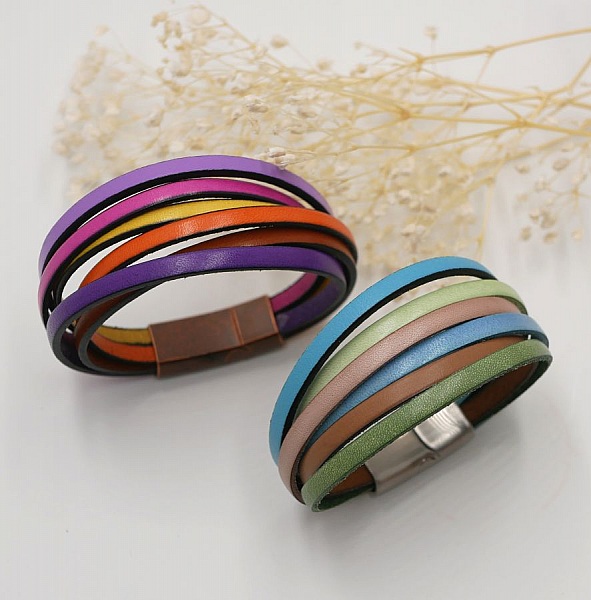 Bracelets manchettes multi-cuirs aux coloris toniques et pastels.