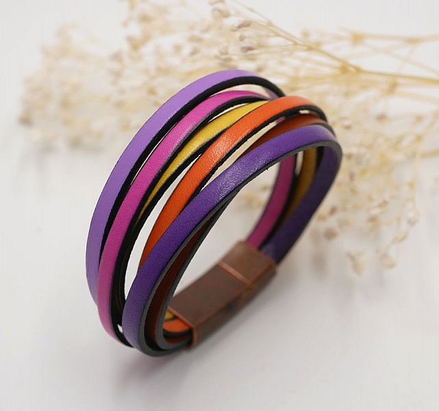 Bracelet manchette multi-cuirs aux couleurs vives et toniques.