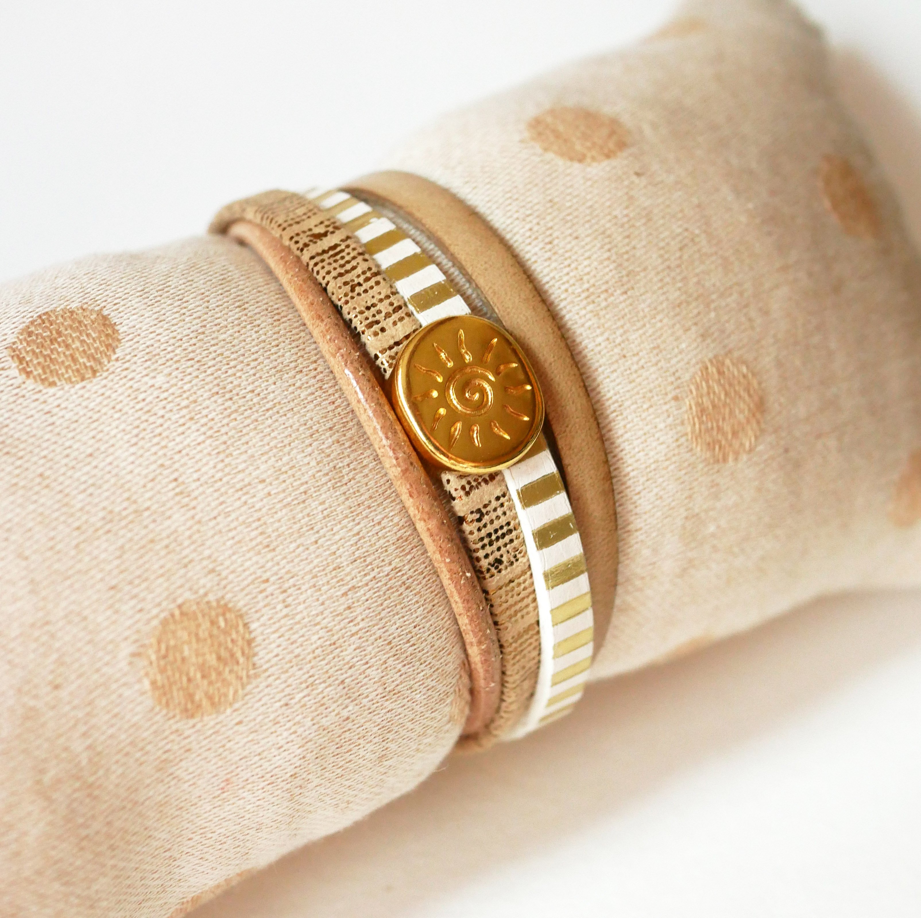 Bracciale in pelle a più maglie con passante in oro a raggiera