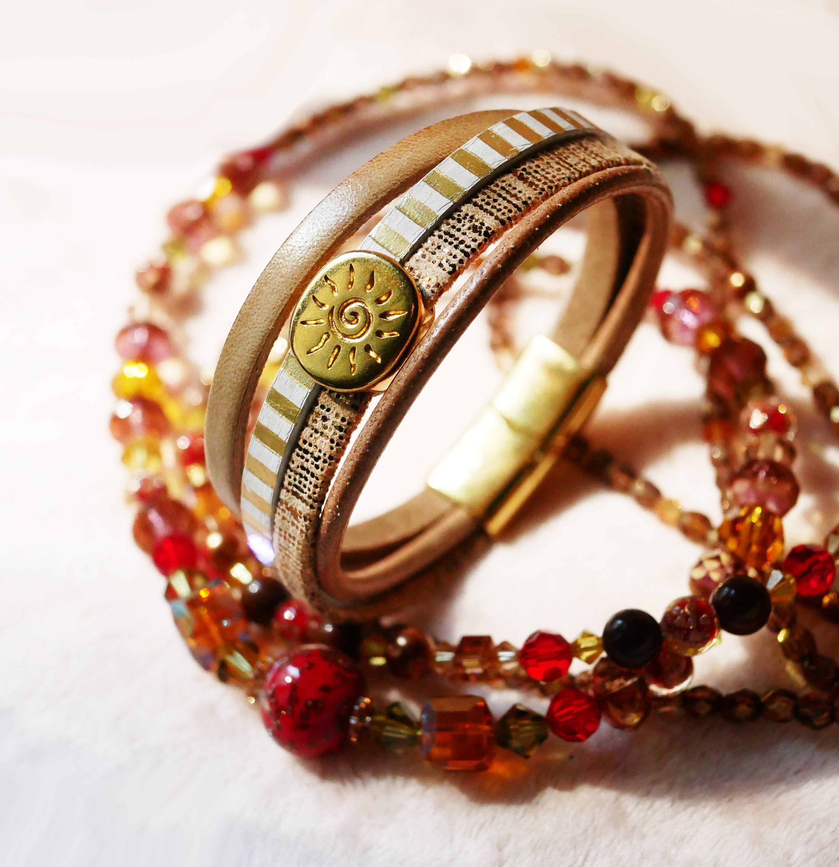 Bracciale in pelle a pi&ugrave; maglie con passante in oro a raggiera