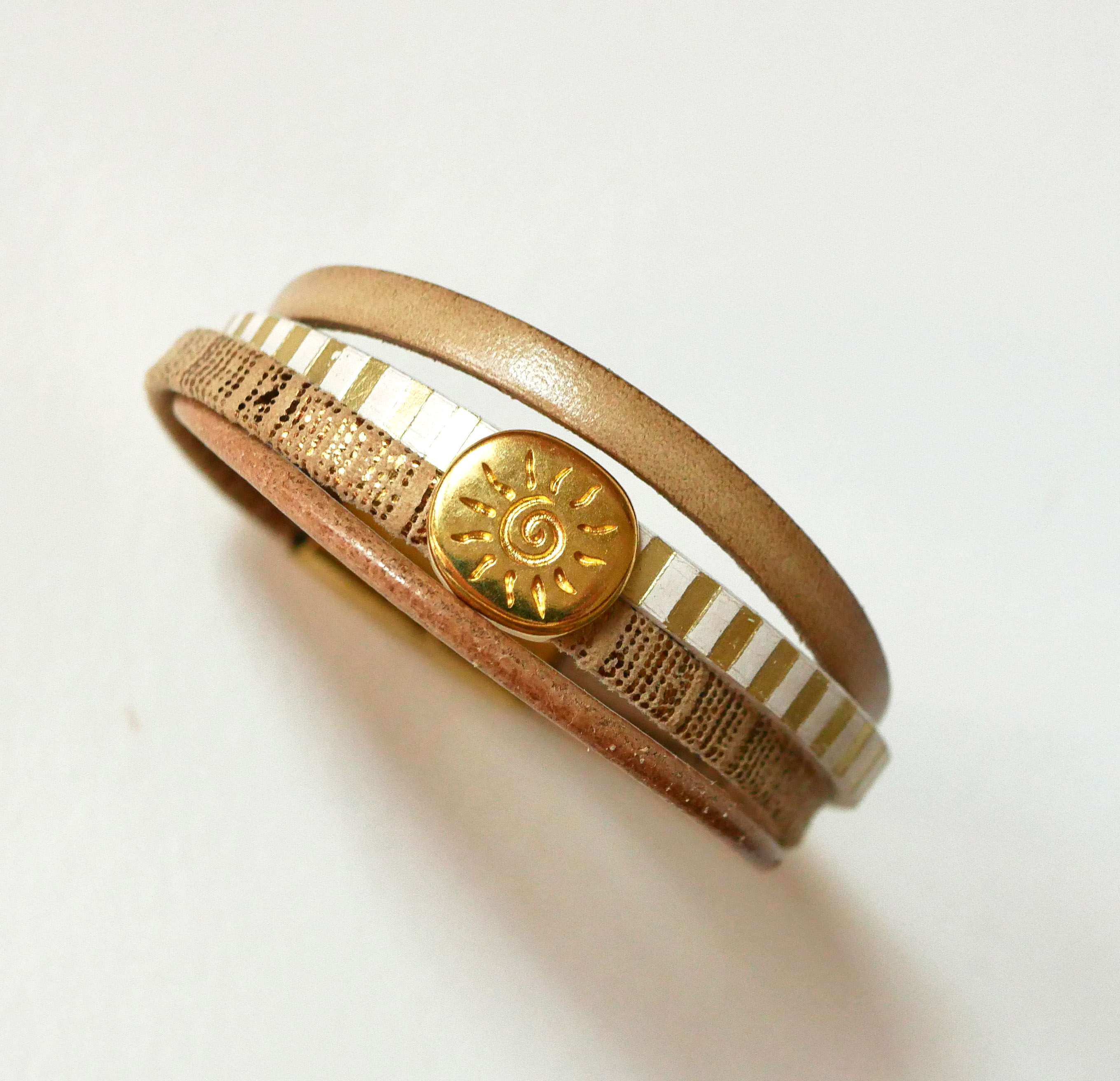 Bracciale in pelle a più maglie con passante in oro a raggiera