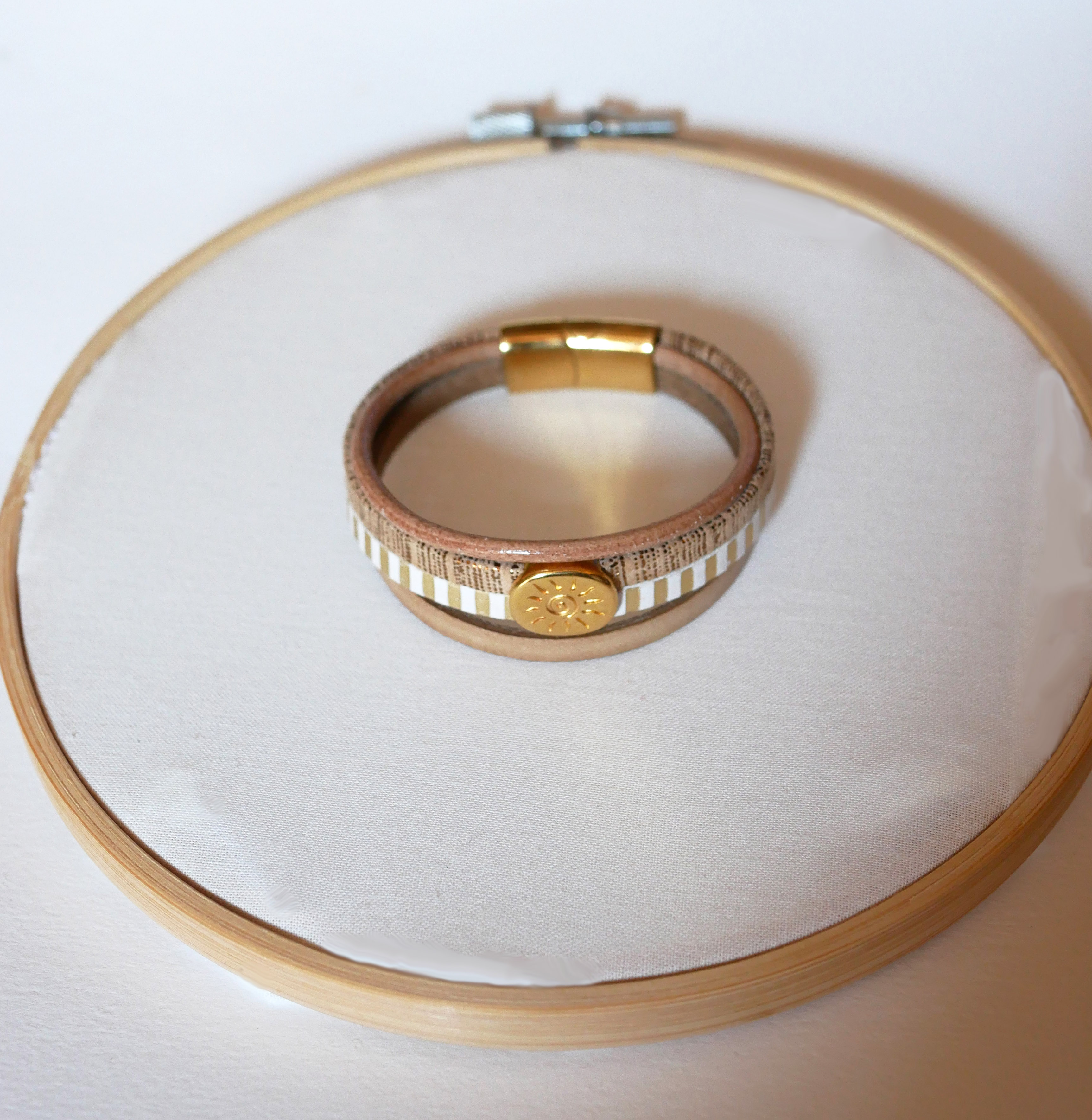 Bracciale in pelle a più maglie con passante in oro a raggiera