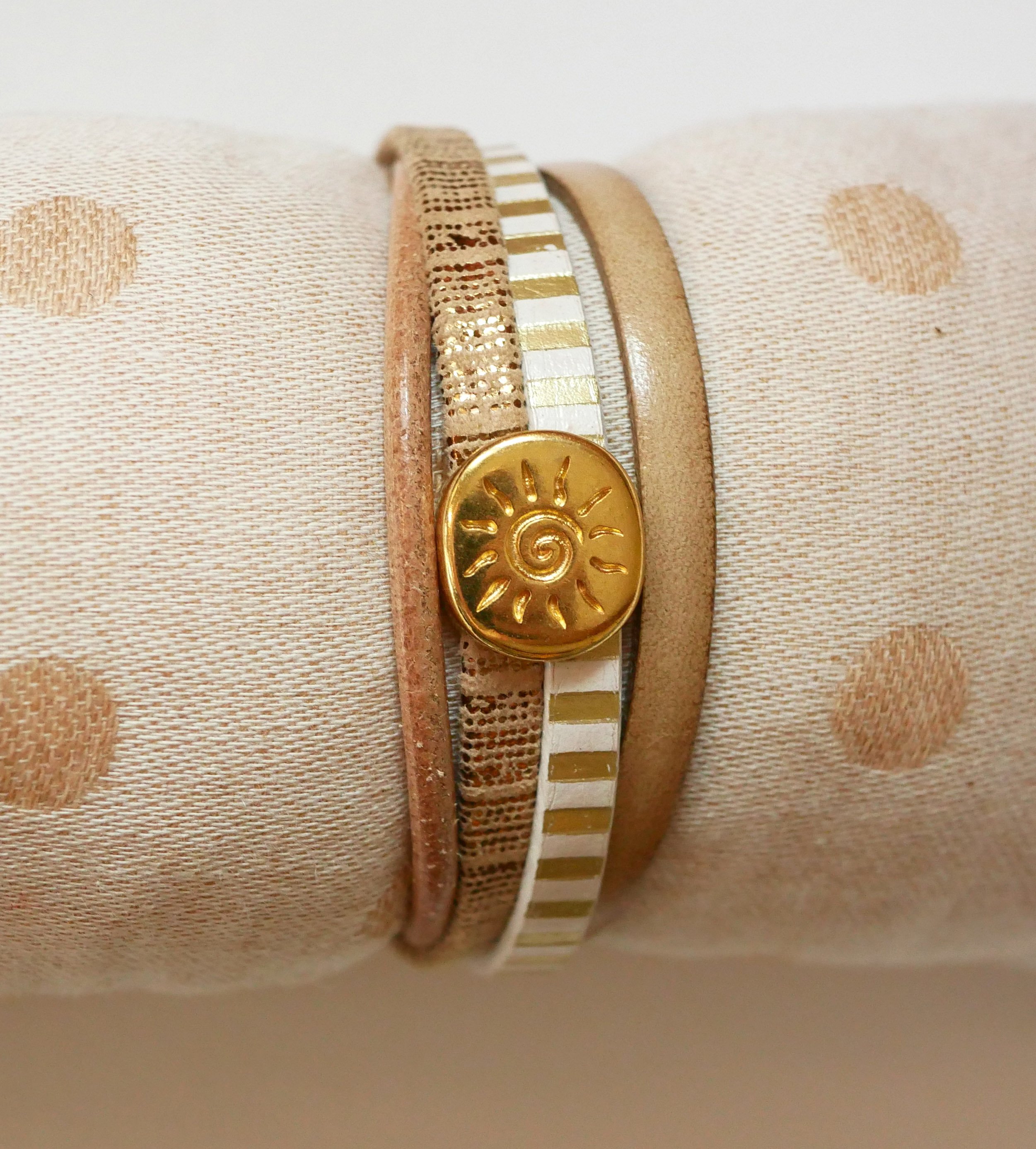 Bracciale in pelle a più maglie con passante in oro a raggiera