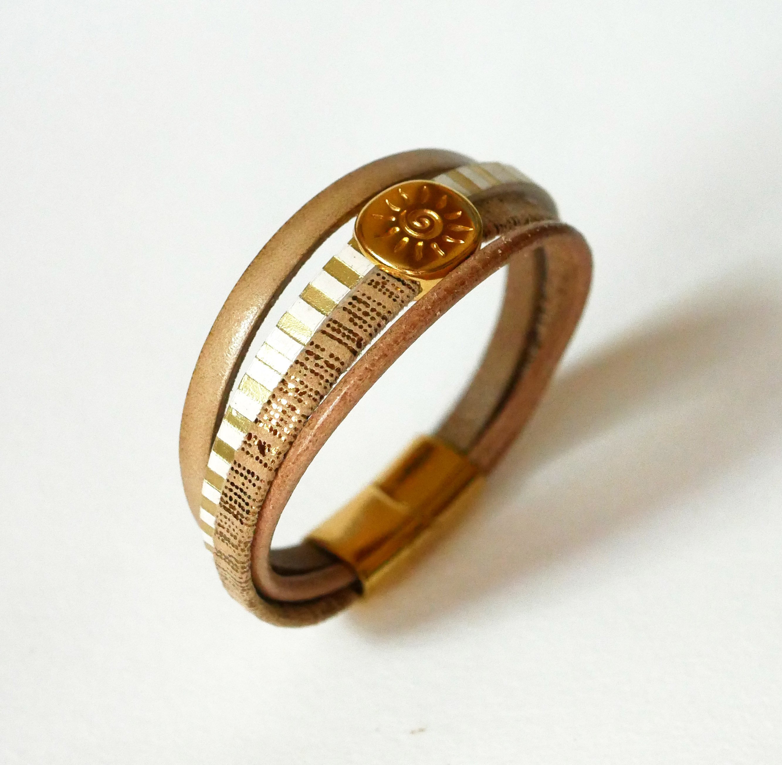Bracciale in pelle a più maglie con passante in oro a raggiera