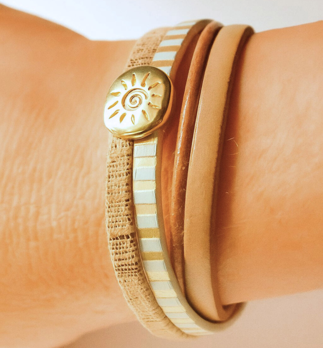 Bracciale in pelle a più maglie con passante in oro a raggiera