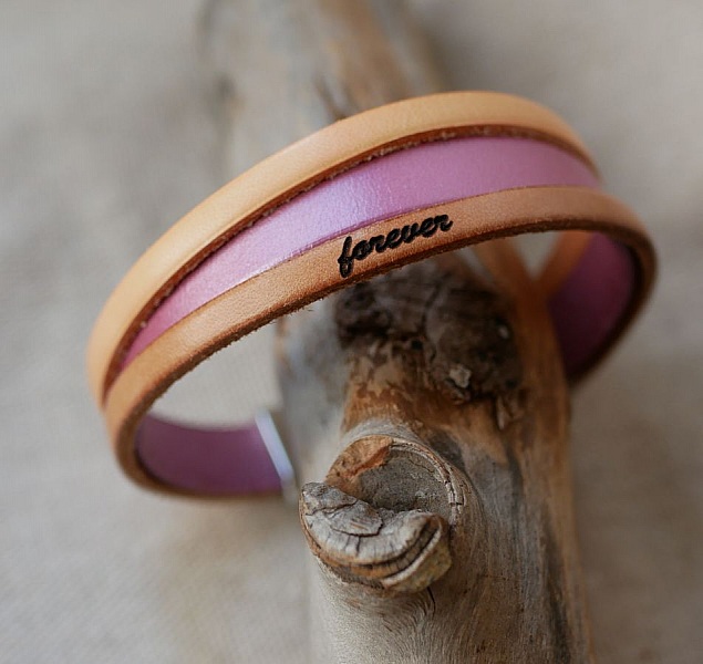 Bracelet manchette personnalisé en cuir pêche et rose gravé.
