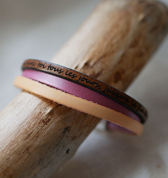 Bracelet manchette en cuir personnalisable pêche et rose gravé.
