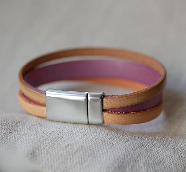 Bracelet manchette en cuir pêche et rose, fermoir magnétique argenté.