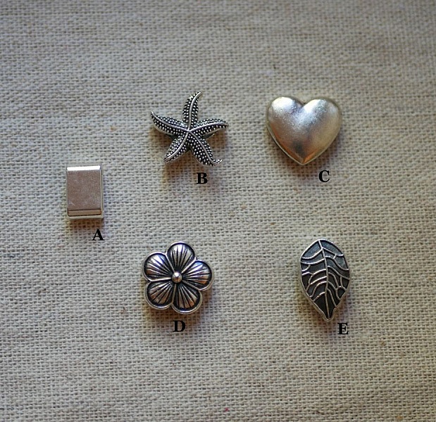 Passants métalliques décoratifs pour personnaliser votre bracelet manchette en cuir.