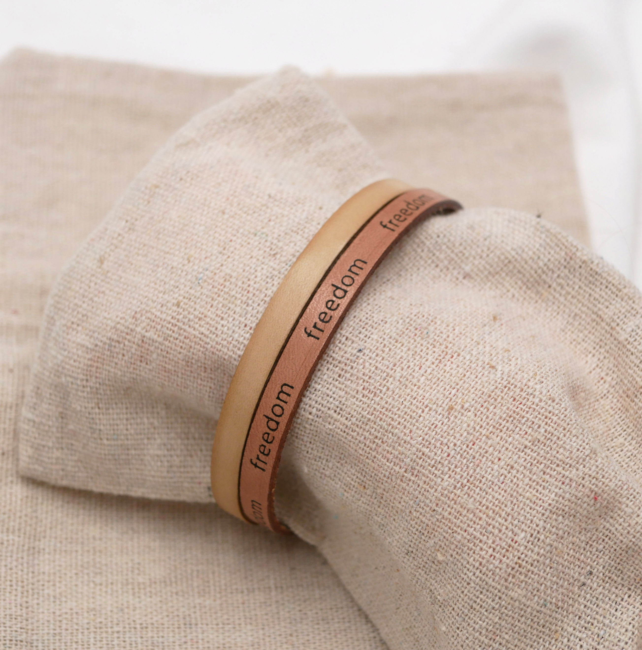 Bracciale misto in due pelli beige naturale Incisione Freedom da personalizzare