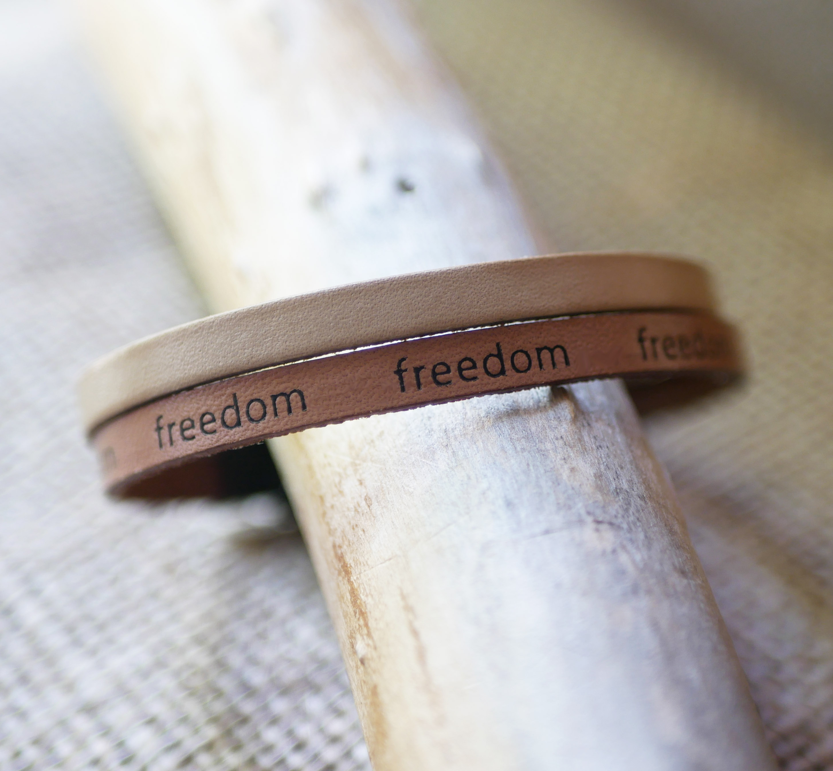 Bracciale misto in due pelli beige naturale Incisione Freedom da personalizzare