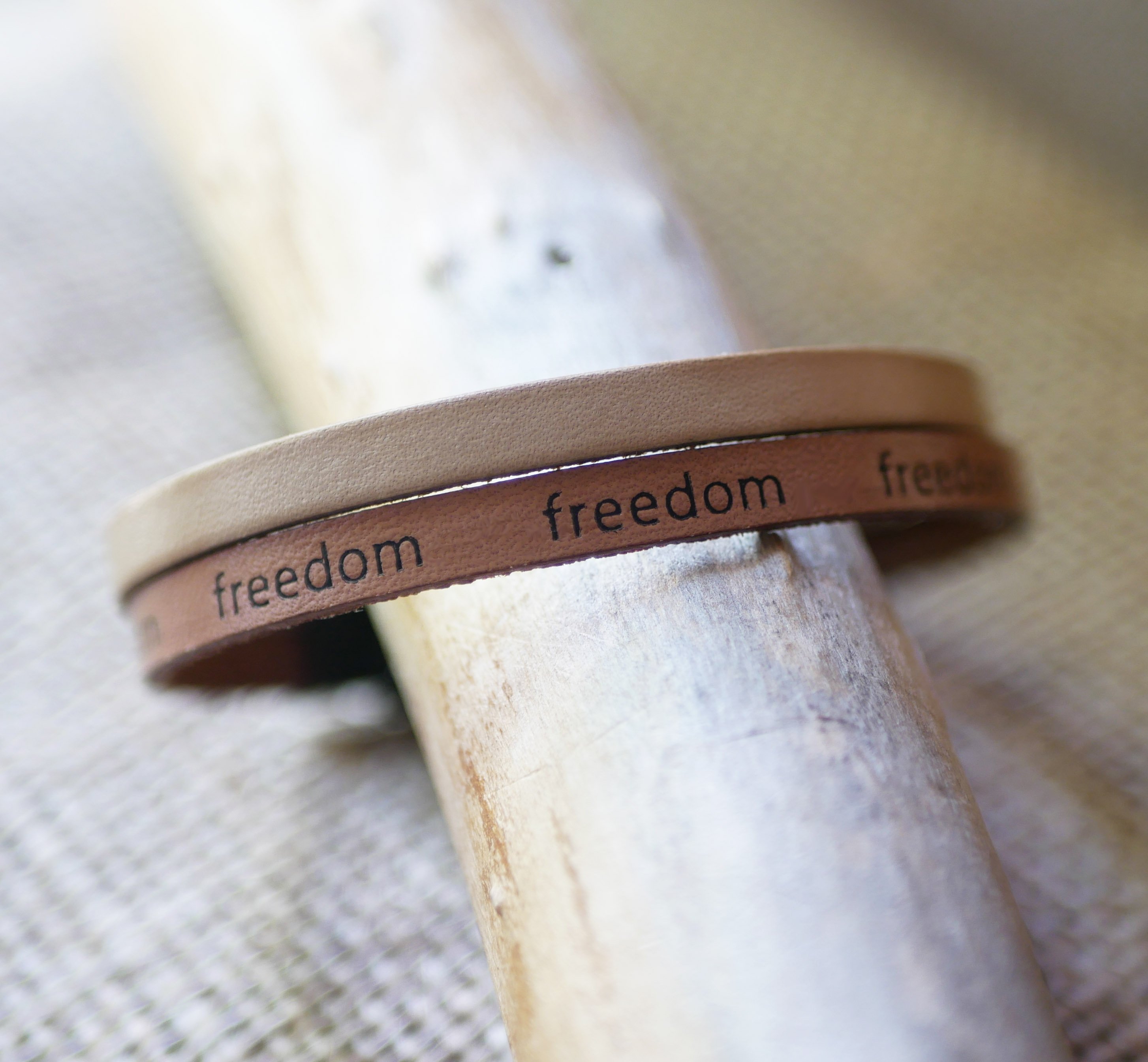 Bracciale misto in due pelli beige naturale Incisione Freedom da personalizzare