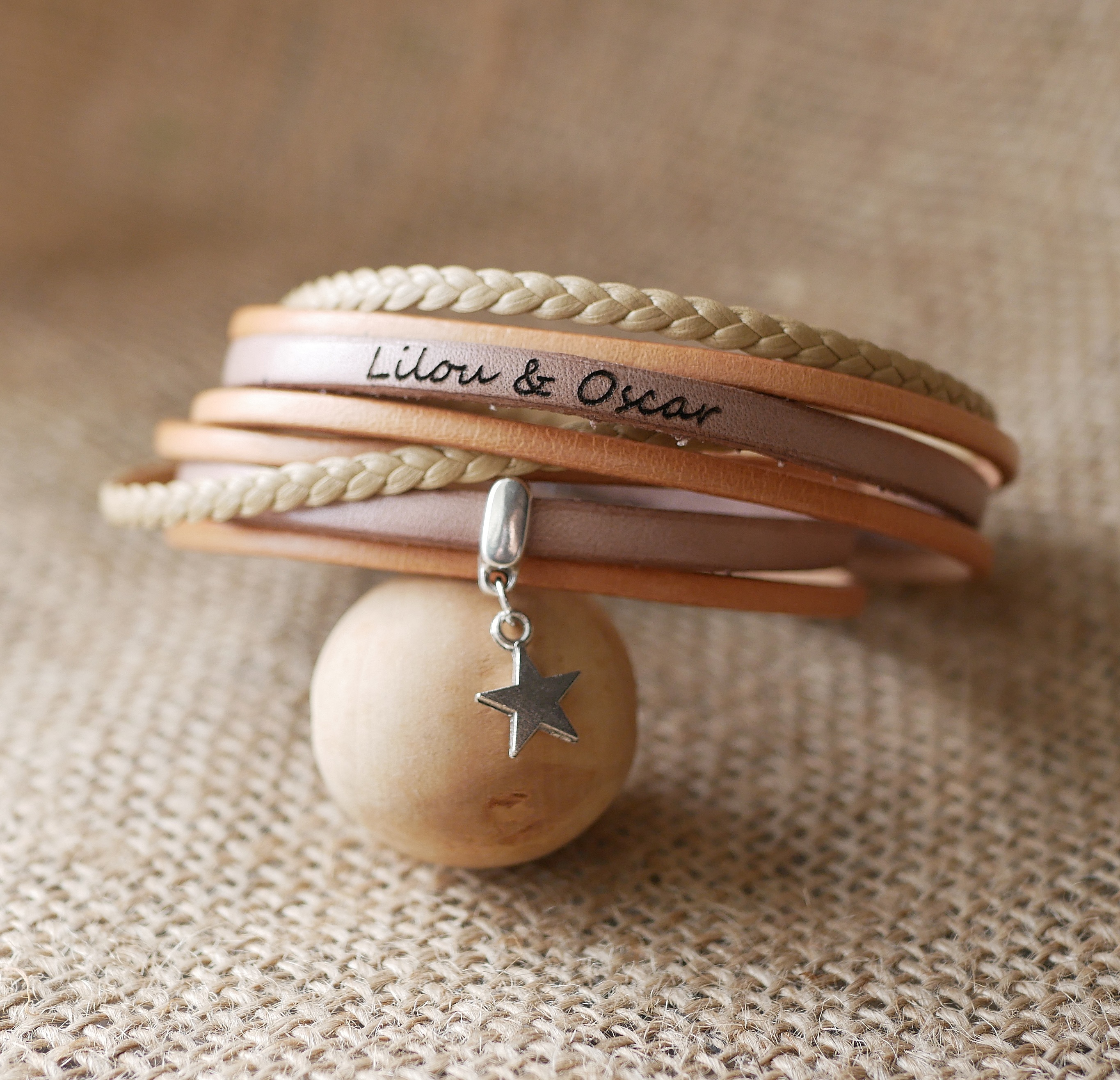 Bracciale personalizzabile in pelle con ciondolo beige 