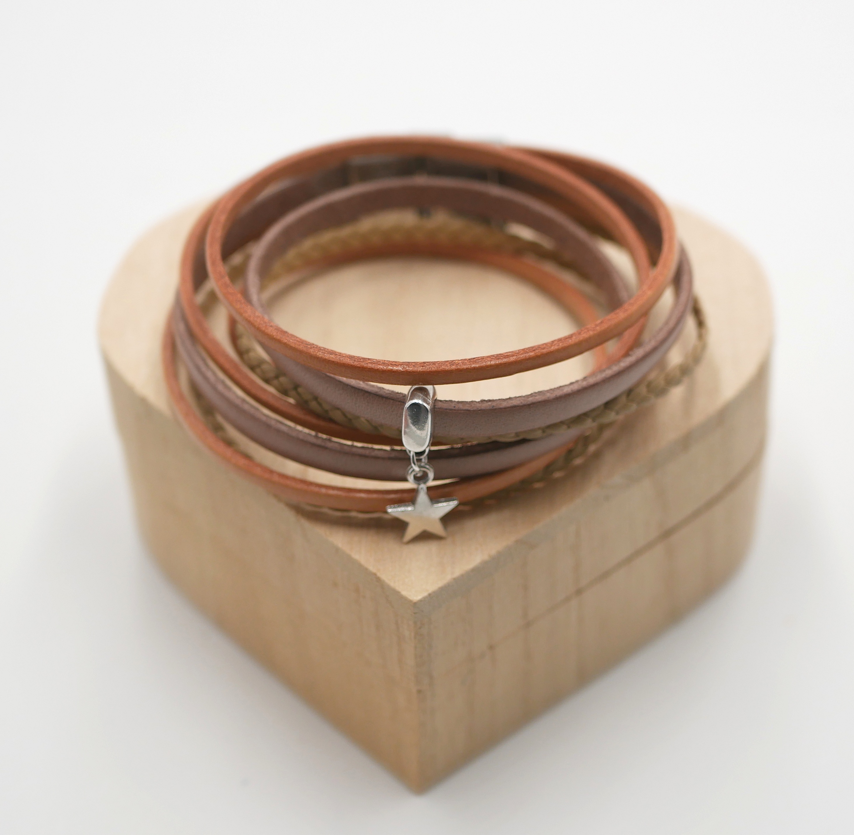 Bracciale personalizzabile in pelle con ciondolo beige 