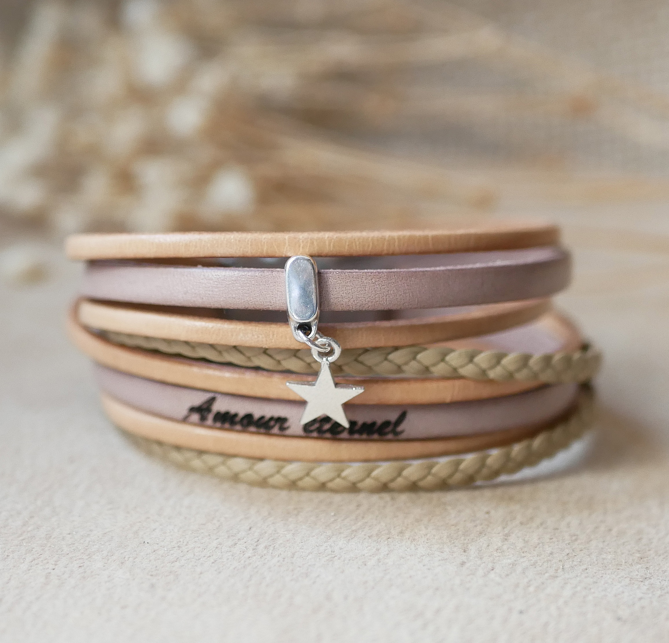 Bracciale personalizzabile in pelle con ciondolo beige 