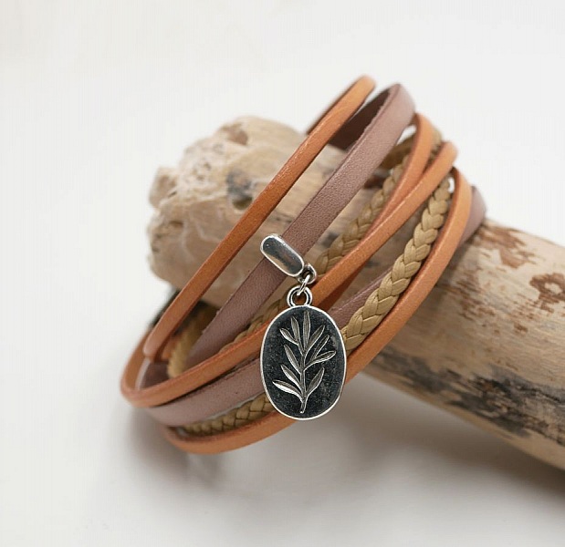 Bracciale personalizzabile in pelle con ciondolo beige 