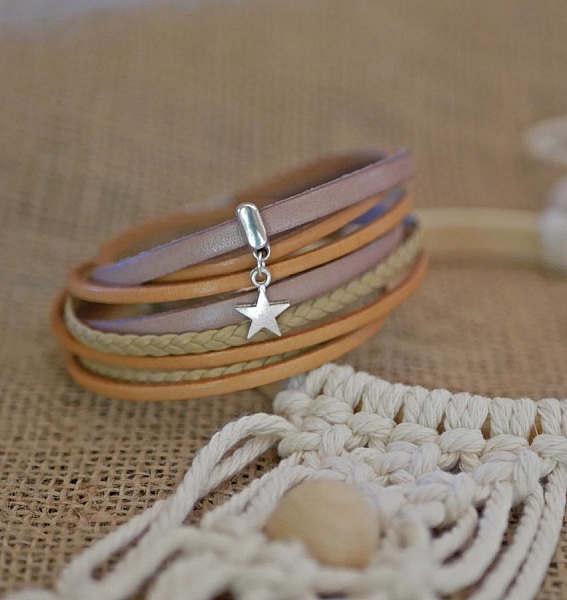 Bracciale personalizzabile in pelle con ciondolo beige 