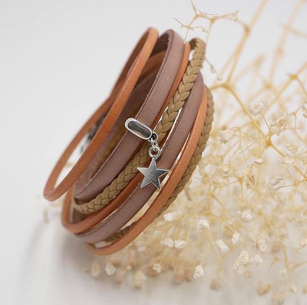 Bracciale personalizzabile in pelle con ciondolo beige 