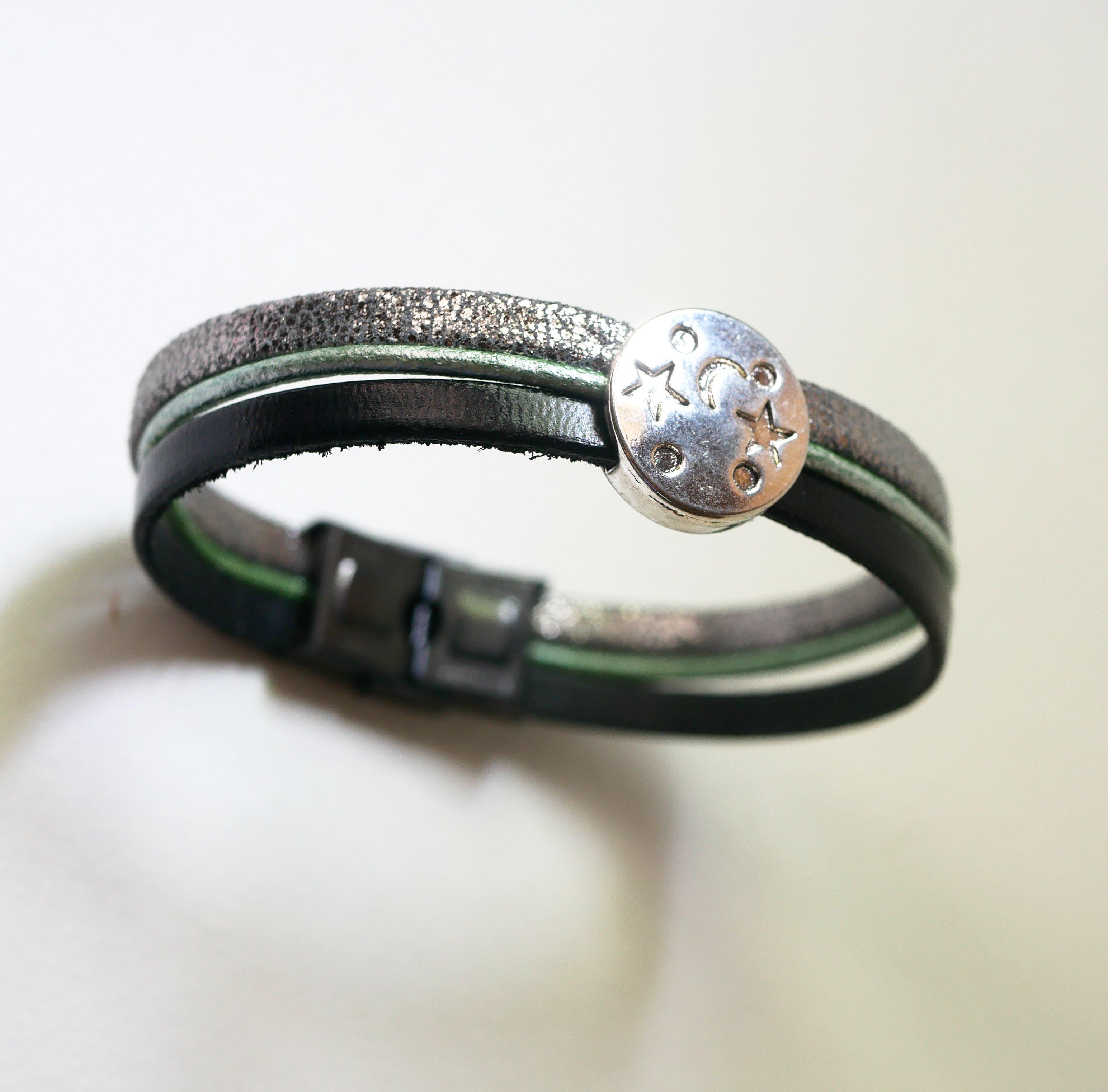 Bracciale a più maglie in pelle con stella di luna cabochon in argento, verde e nero