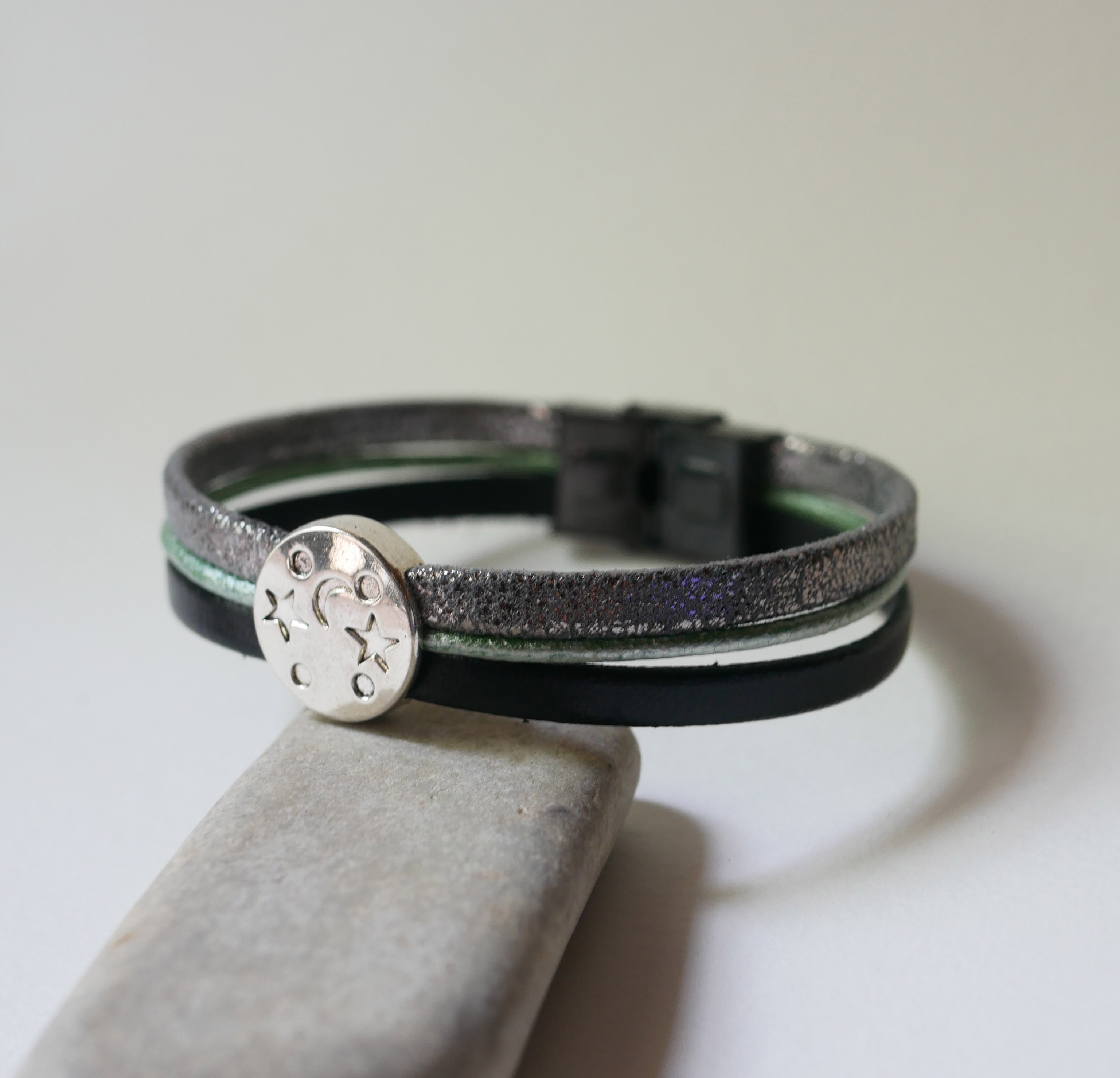 Bracciale a più maglie in pelle con stella di luna cabochon in argento, verde e nero