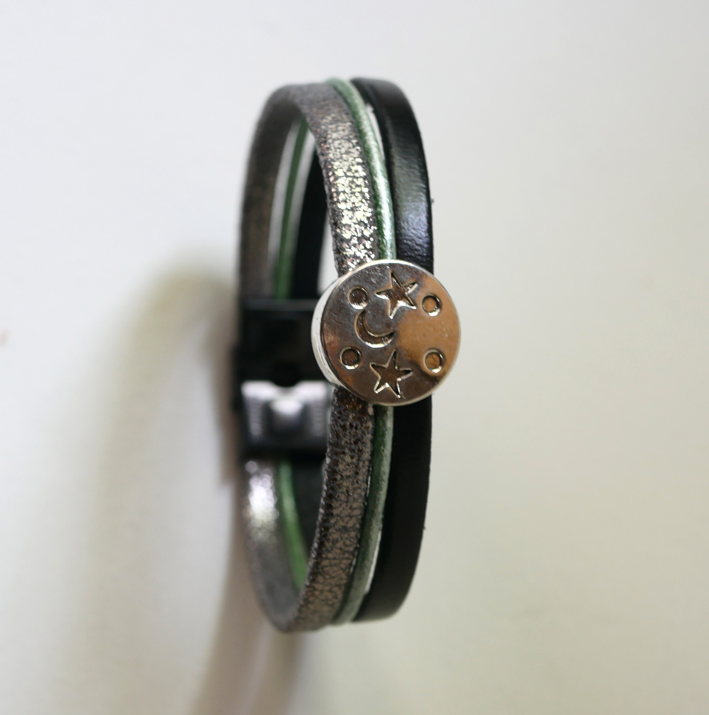 Bracciale a più maglie in pelle con stella di luna cabochon in argento, verde e nero