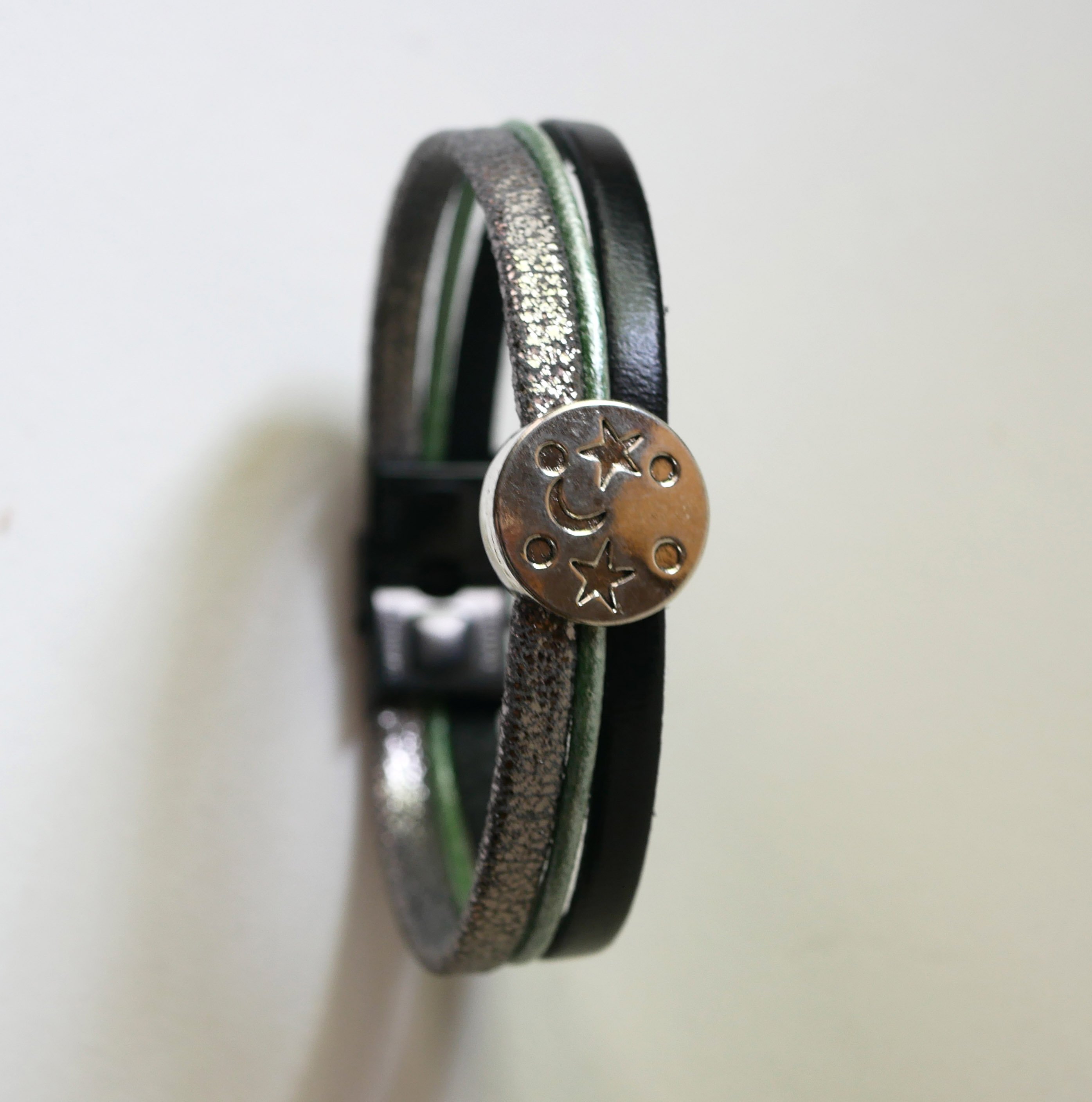 Bracciale a pi&ugrave; maglie in pelle con stella di luna cabochon in argento, verde e nero