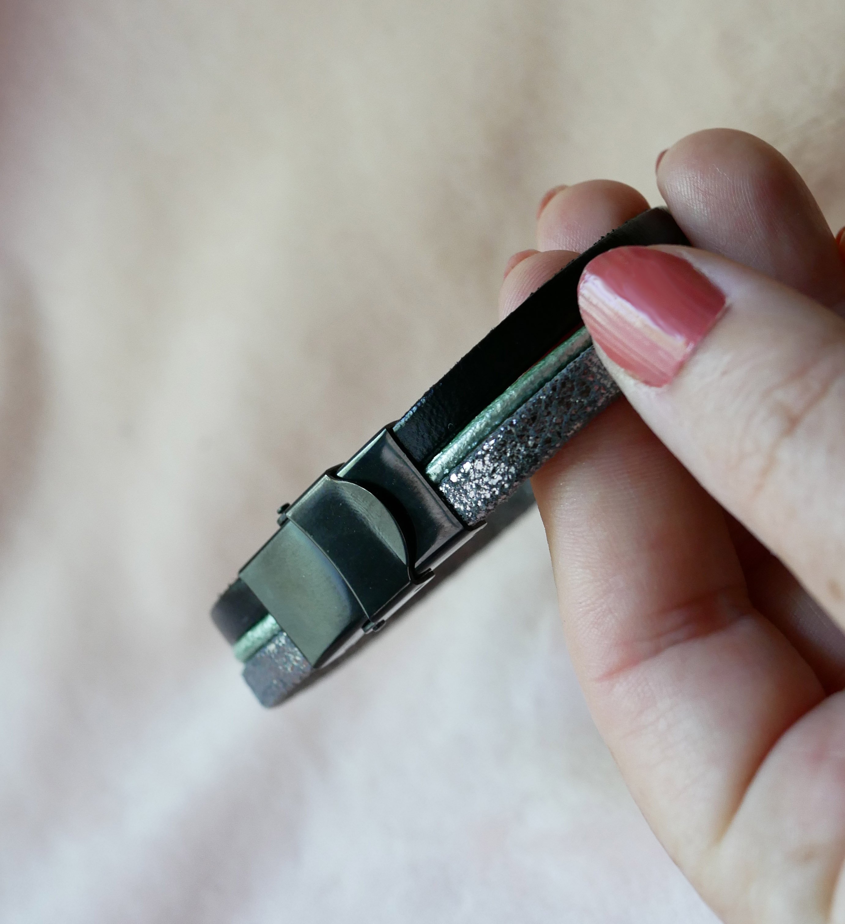 Bracciale a pi&ugrave; maglie in pelle con stella di luna cabochon in argento, verde e nero