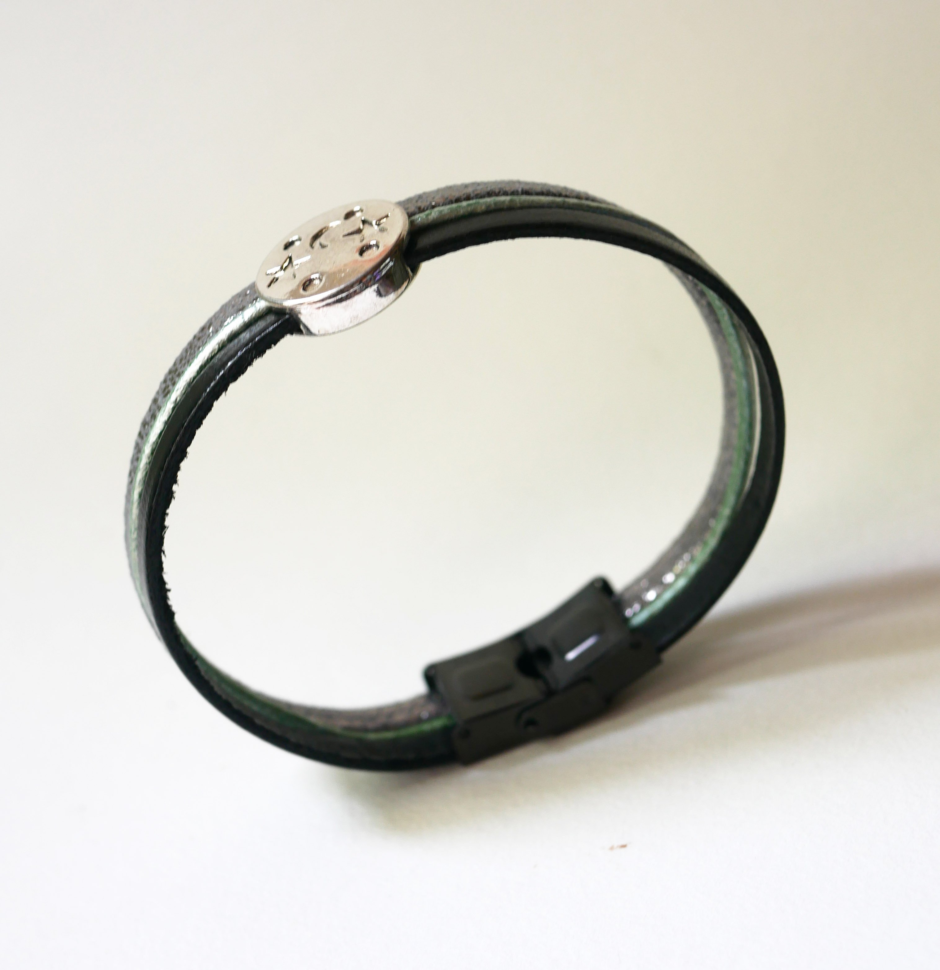 Bracciale a pi&ugrave; maglie in pelle con stella di luna cabochon in argento, verde e nero