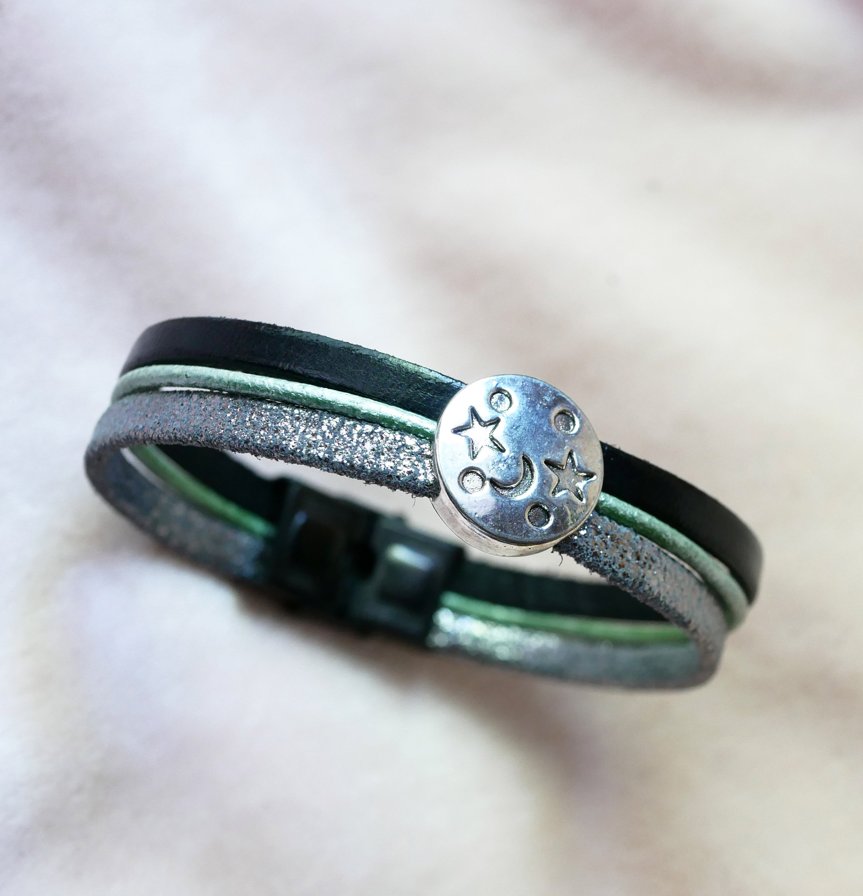 Bracciale a pi&ugrave; maglie in pelle con stella di luna cabochon in argento, verde e nero