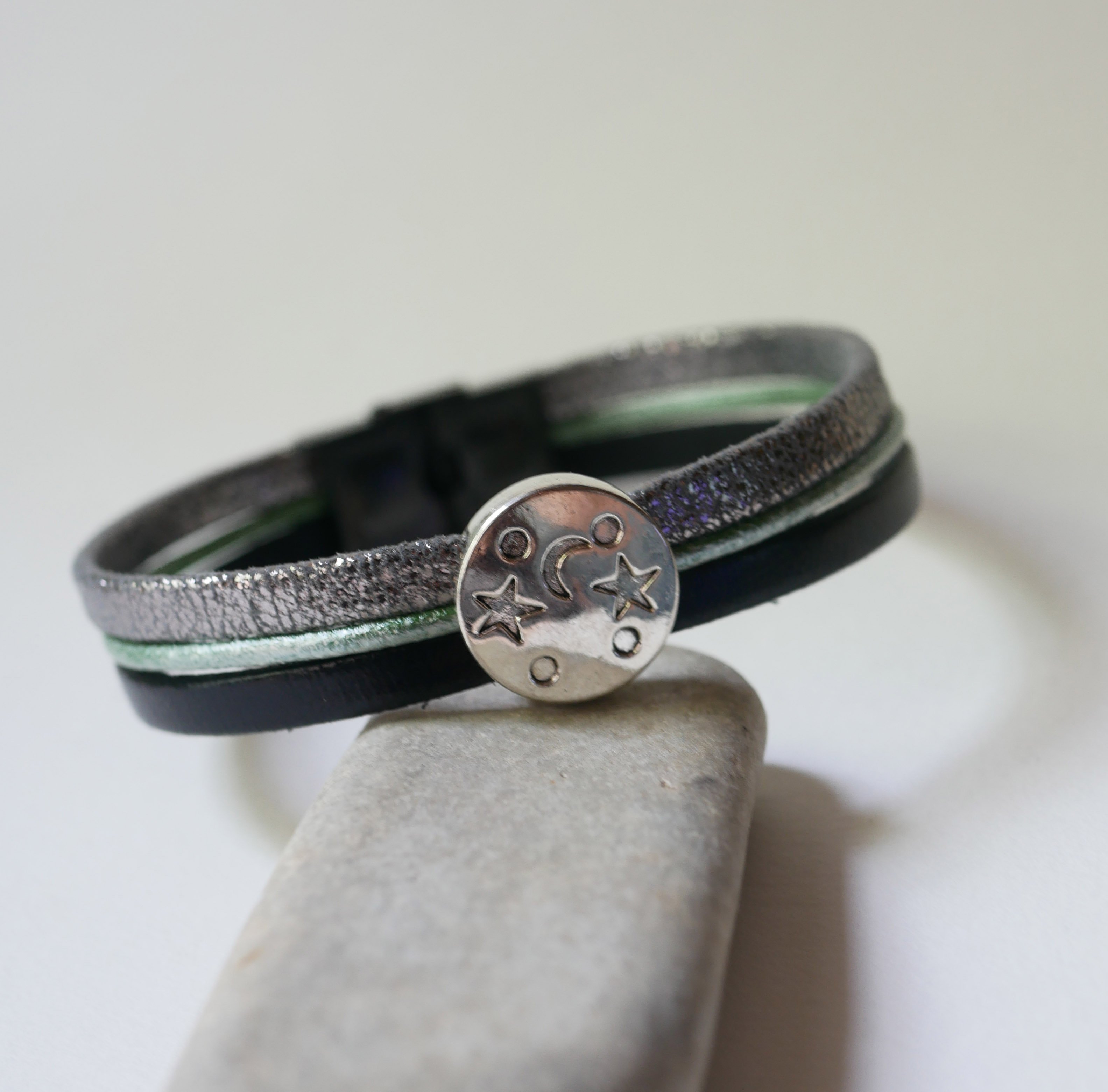 Bracciale a più maglie in pelle con stella di luna cabochon in argento, verde e nero