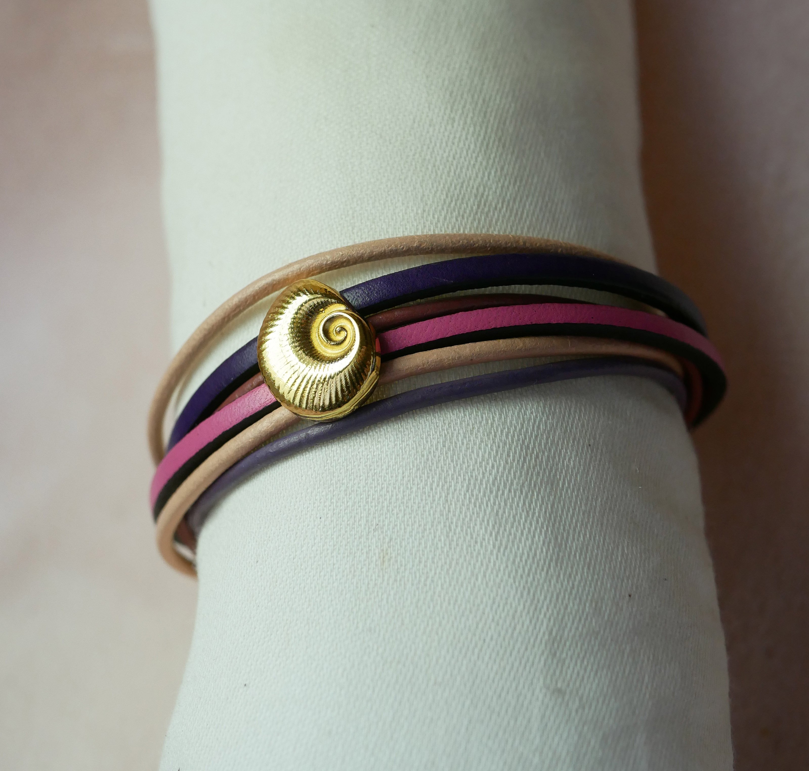 Bracciale a più maglie in pelle color pesca e malva con decorazione a conchiglia dorata