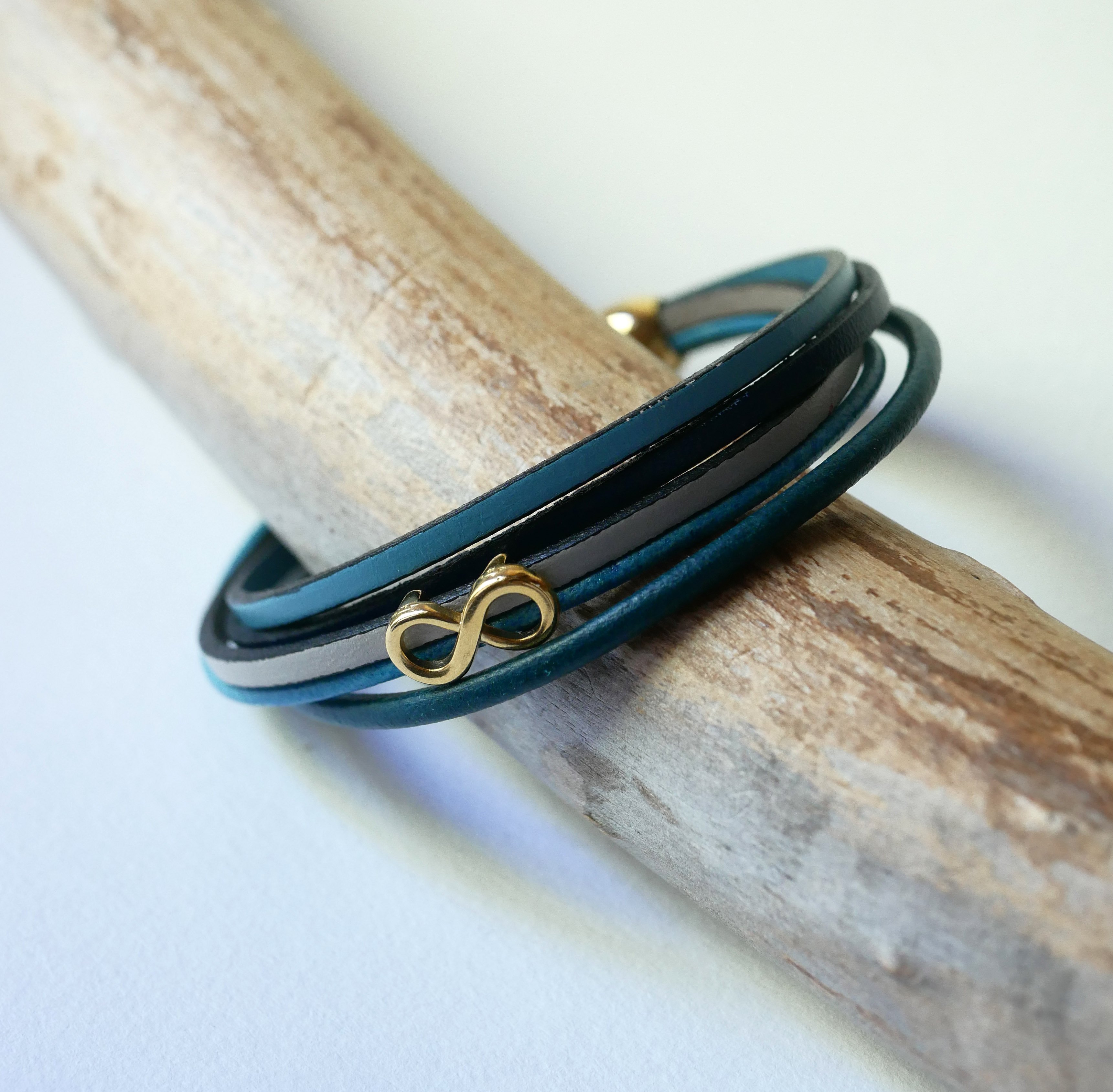 Bracciale a più maglie in pelle blu con motivo infinity in oro