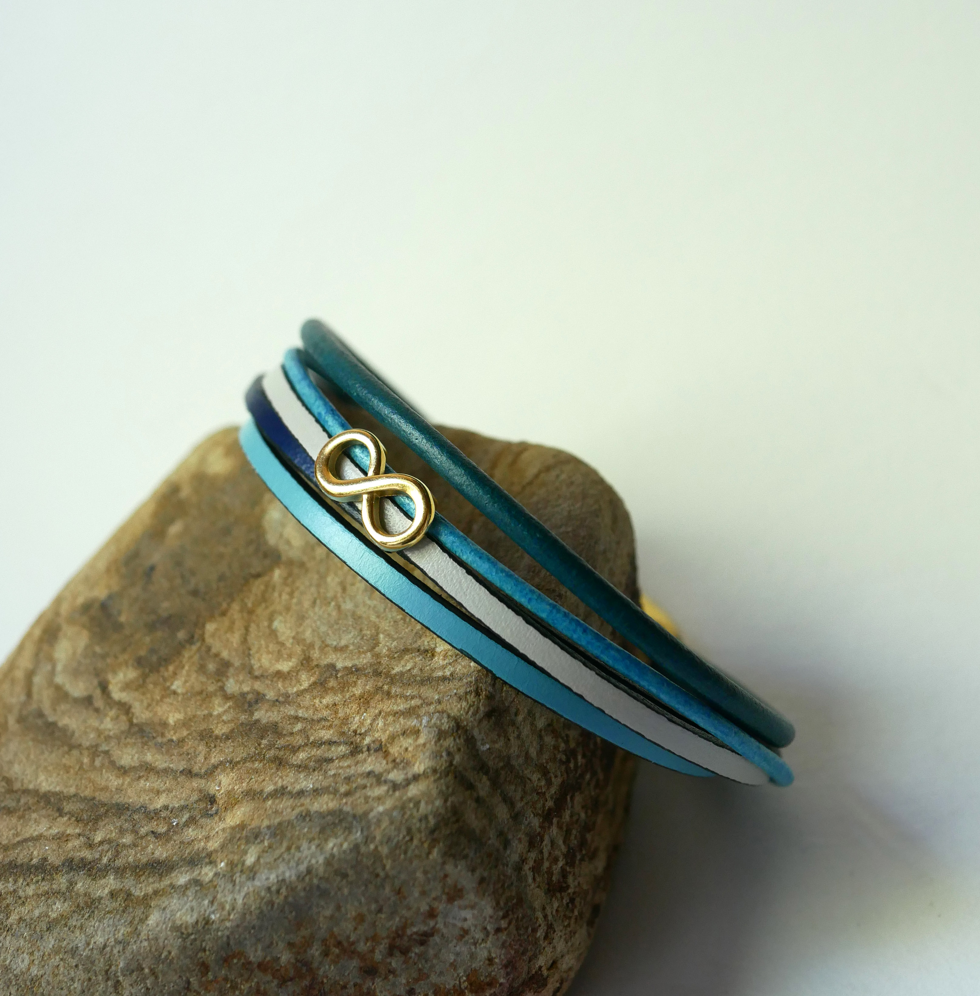 Bracciale a più maglie in pelle blu con motivo infinity in oro