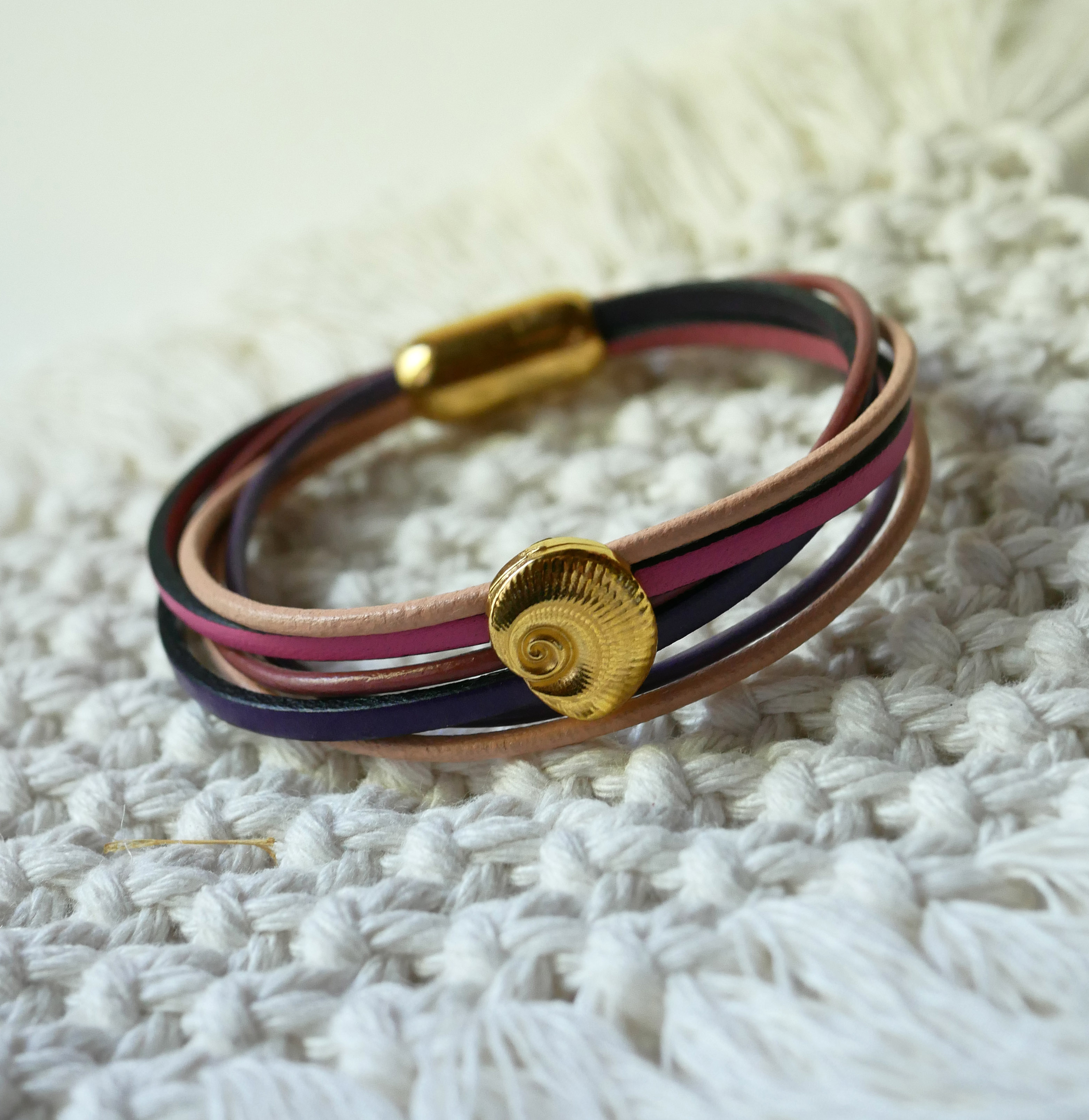 Bracciale a più maglie in pelle color pesca e malva con decorazione a conchiglia dorata
