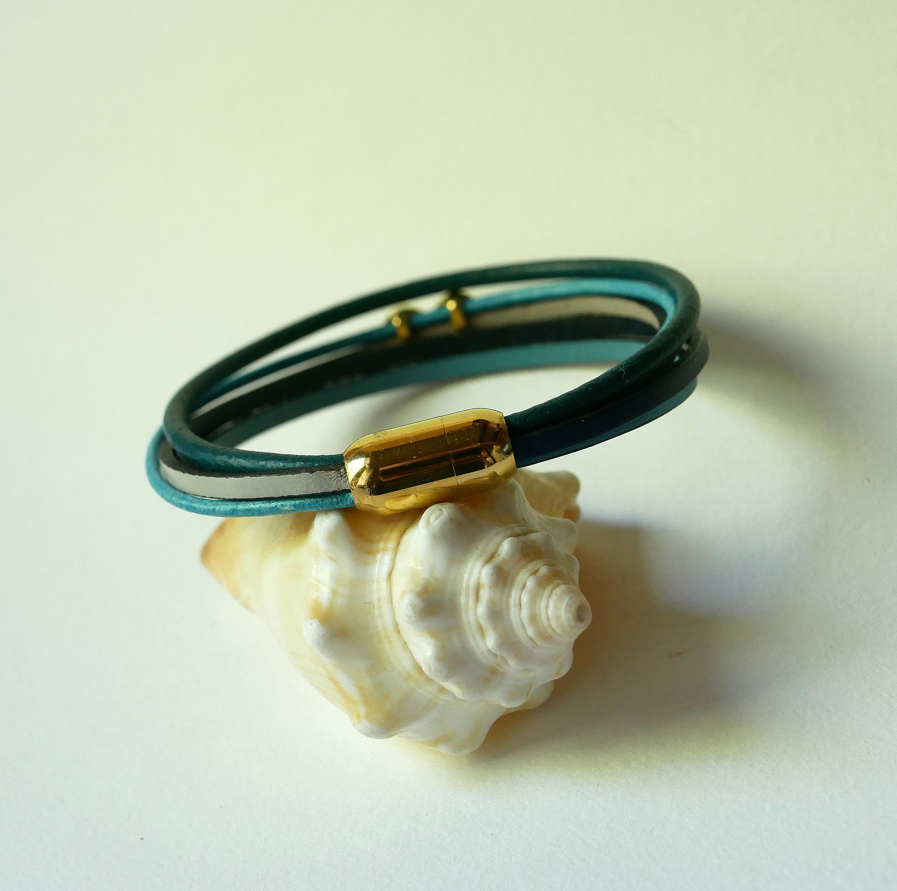 Bracciale a pi&ugrave; maglie in pelle blu con motivo infinity in oro