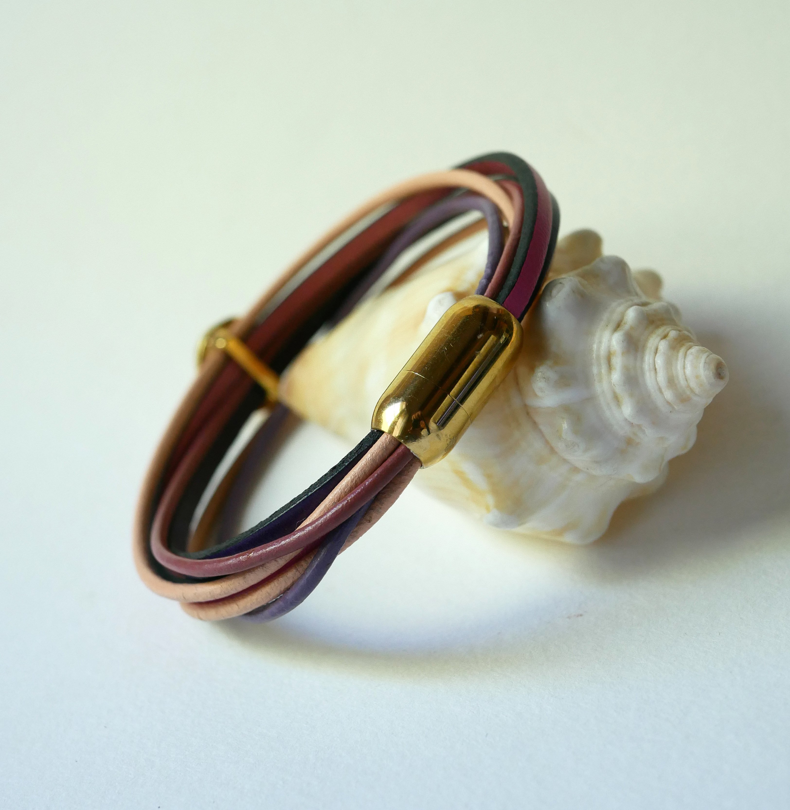Bracciale a più maglie in pelle color pesca e malva con decorazione a conchiglia dorata
