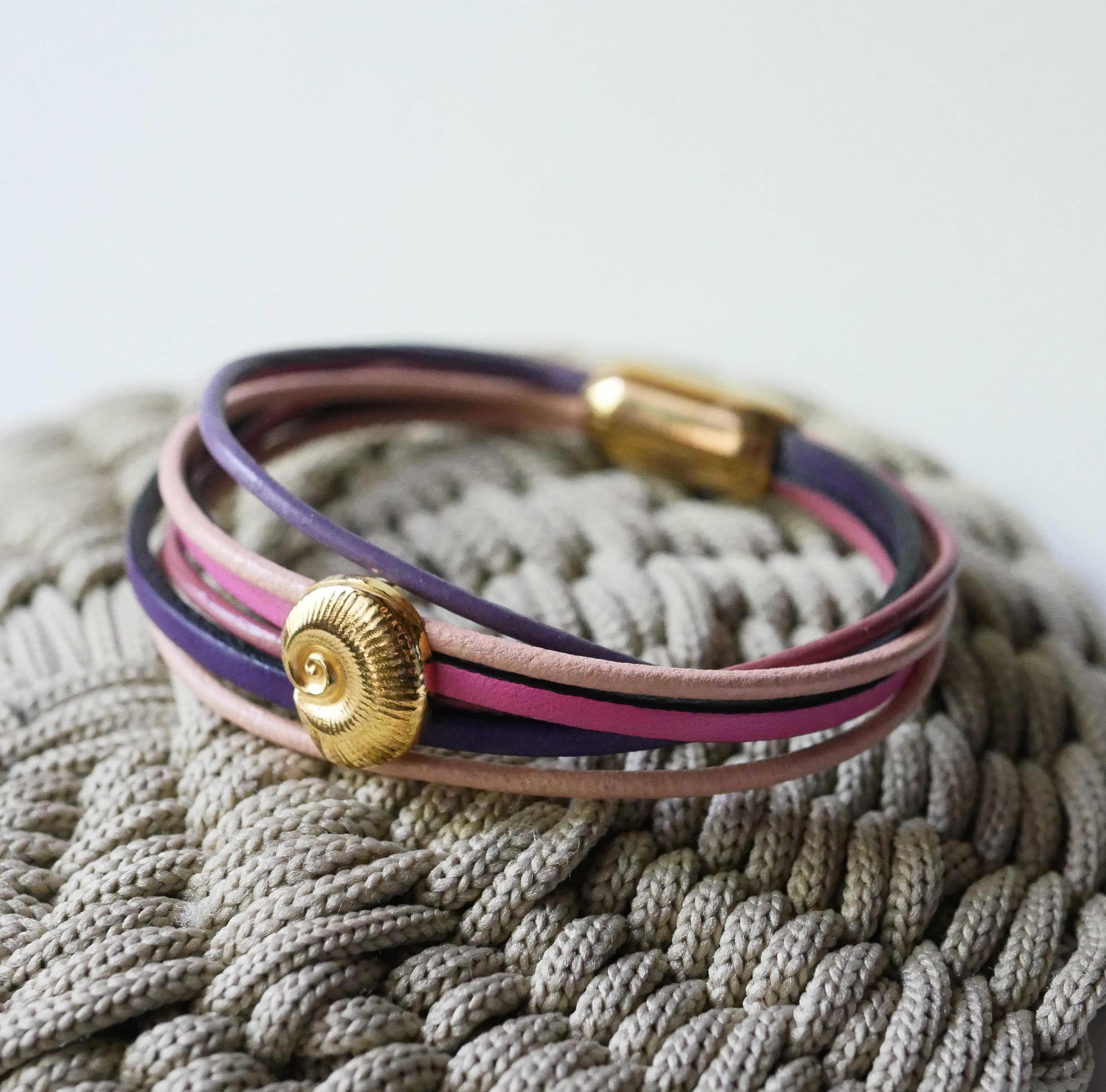Bracciale a più maglie in pelle color pesca e malva con decorazione a conchiglia dorata