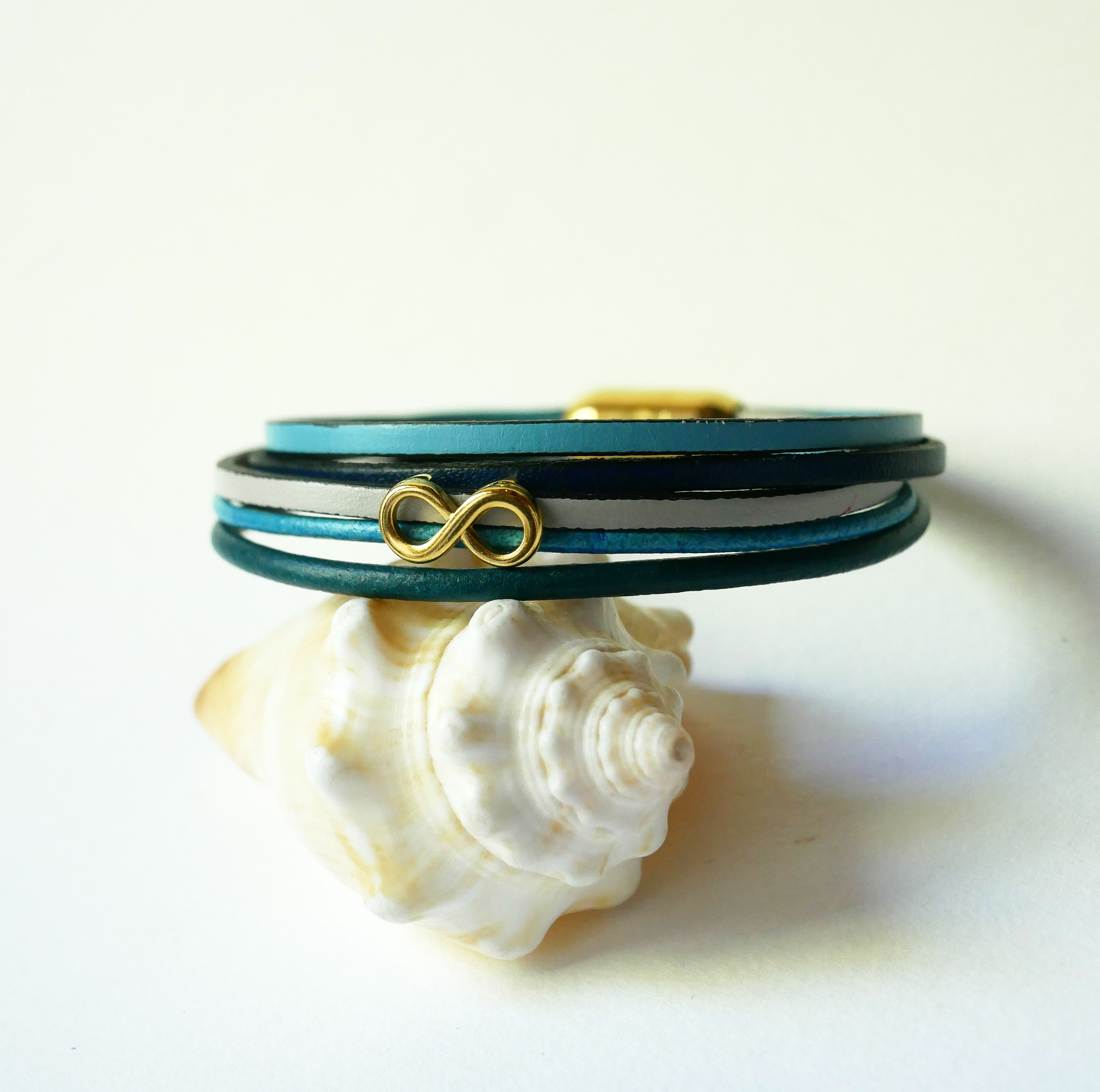 Bracciale a più maglie in pelle blu con motivo infinity in oro