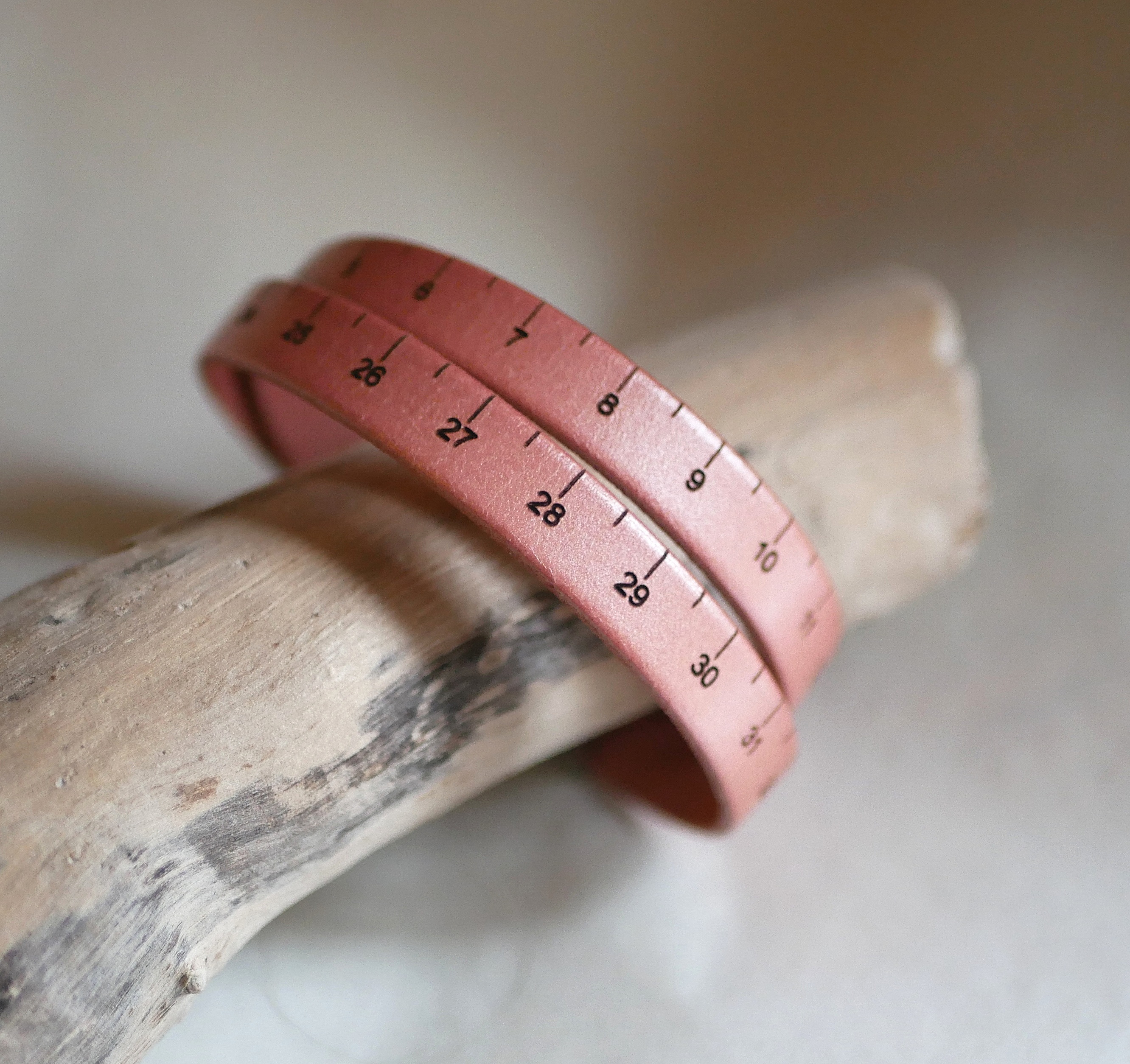 Bracciale con metro in pelle a doppio giro inciso e personalizzabile 