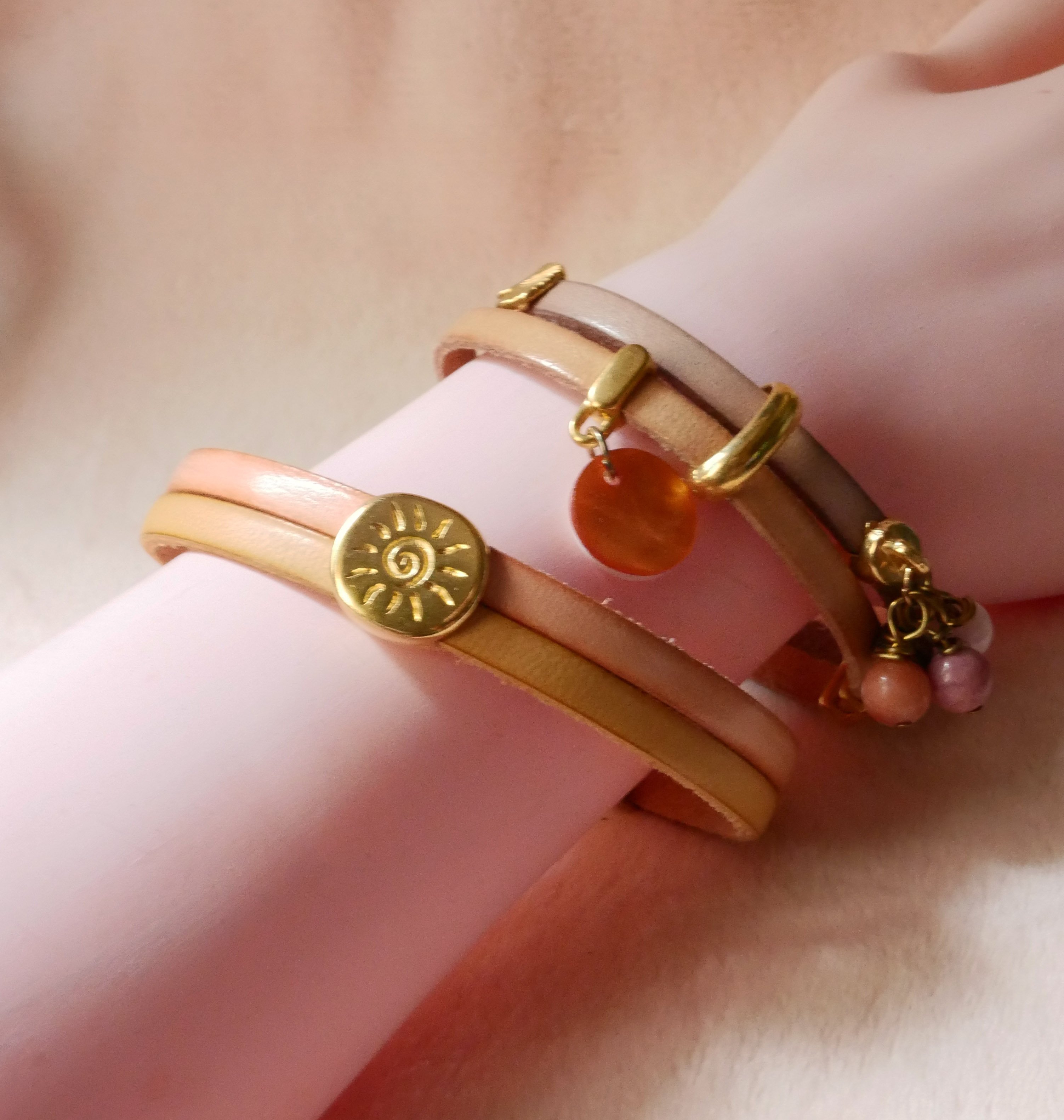 Bracciale Soleil in oro su duo di pelli da personalizzare e incidere