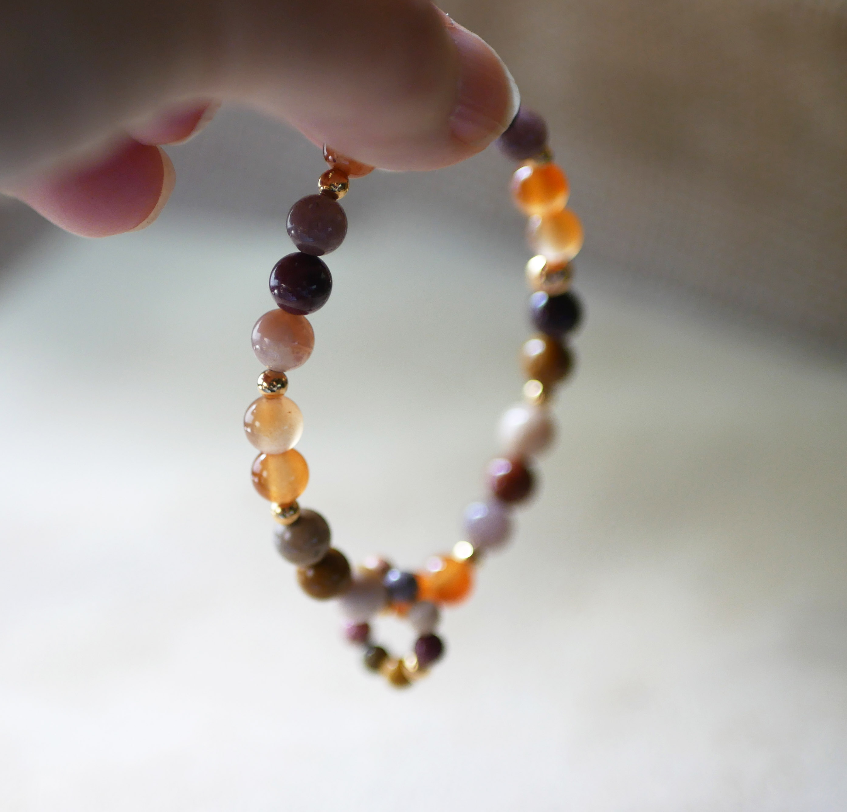 Bracciale in pietra naturale Mokaïte e Cornalite con mini anello di perle