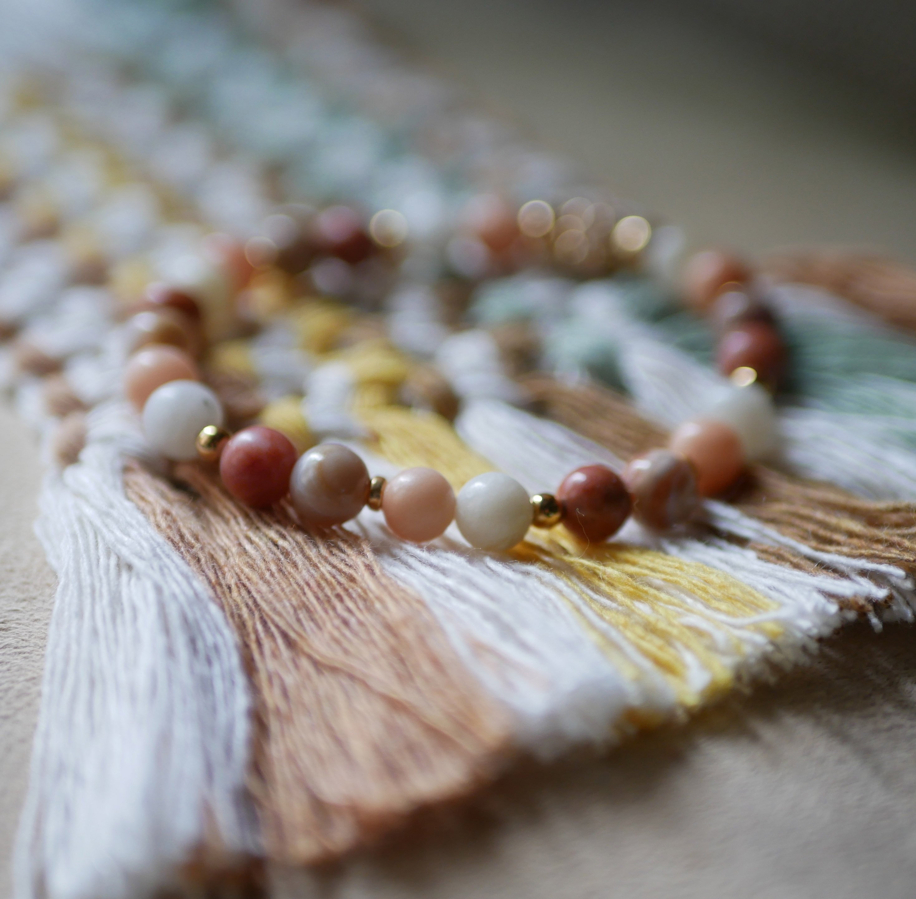 Bracciale con perle di pietra naturale avventurina rosa e bianca e perle dorate