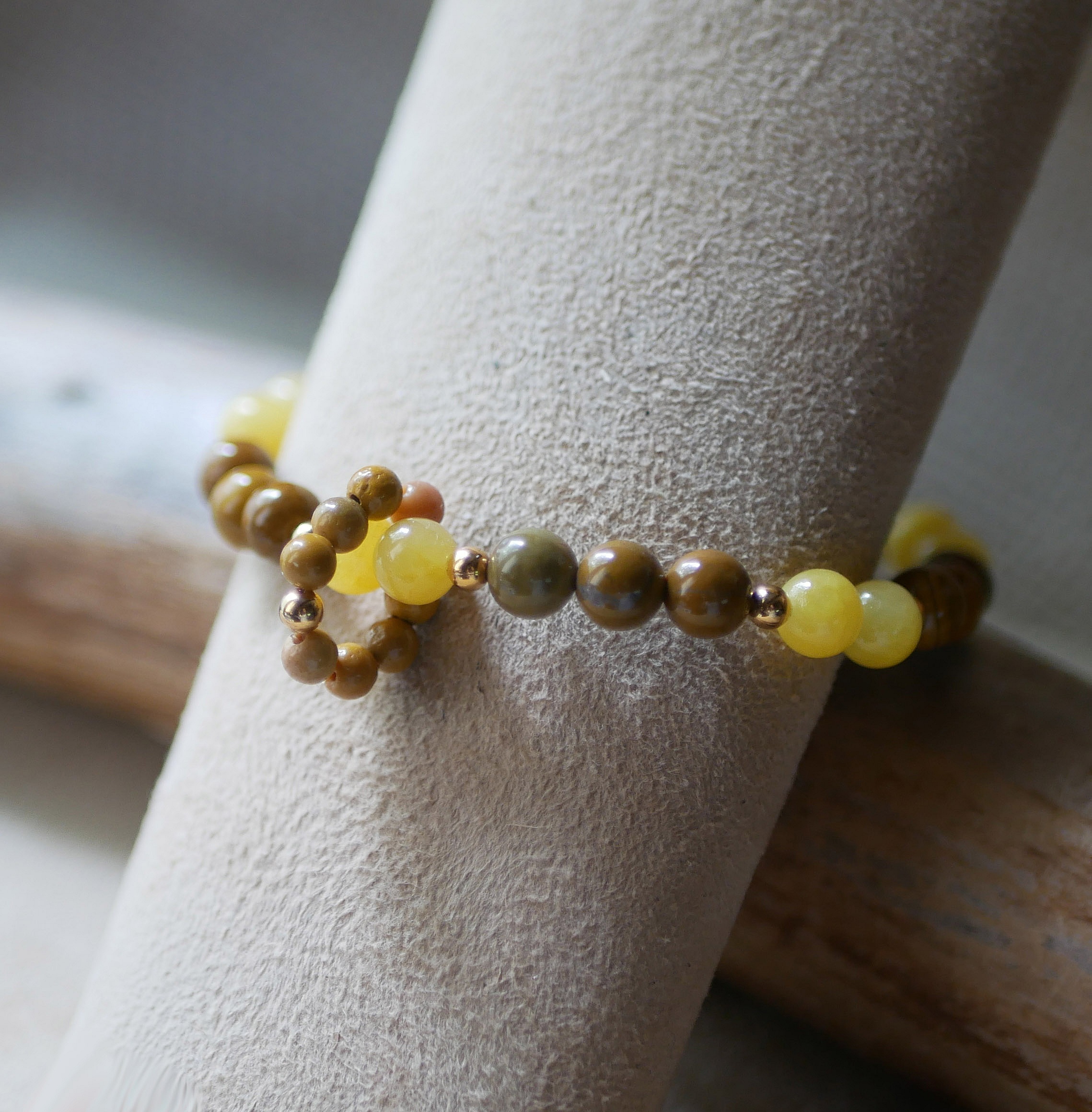 Bracelet élastique en jade jaune, mokaïte et perles dorées.