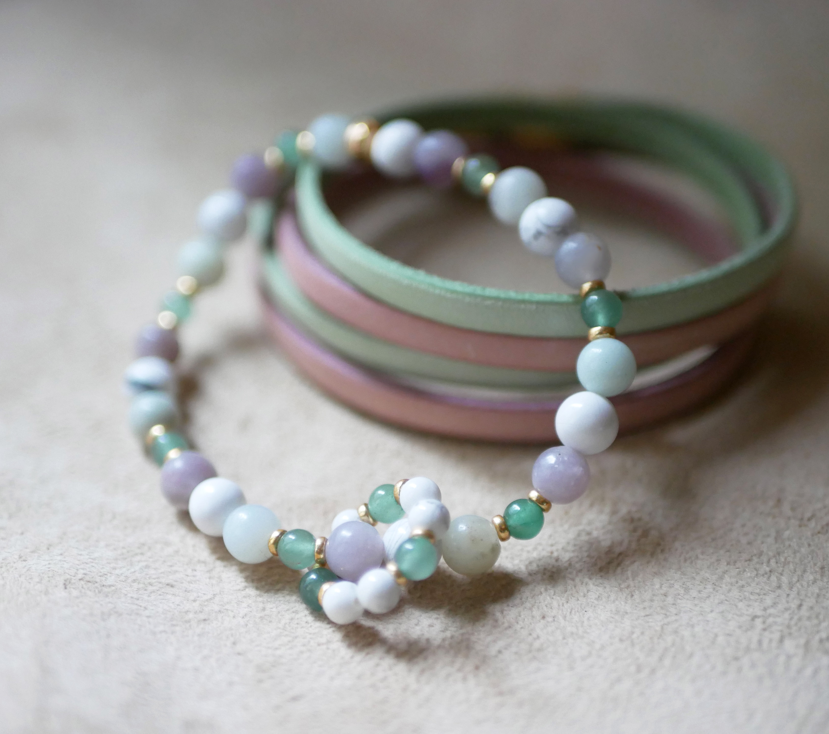 Bracciale in pietra naturale avventurina con mini anello di perle