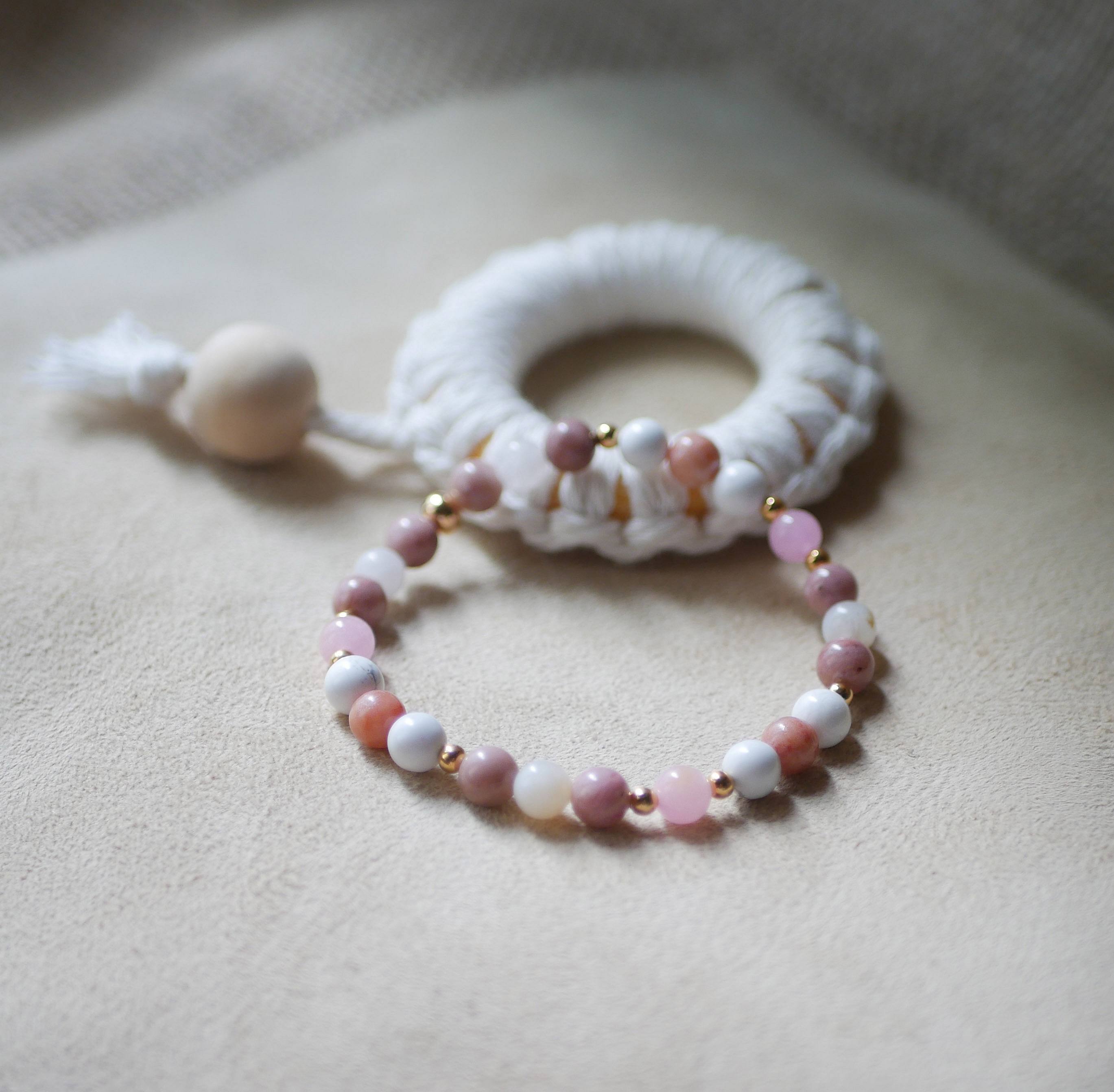 Bracciale di Howlite e Rodonite in pietra naturale e perline d'oro