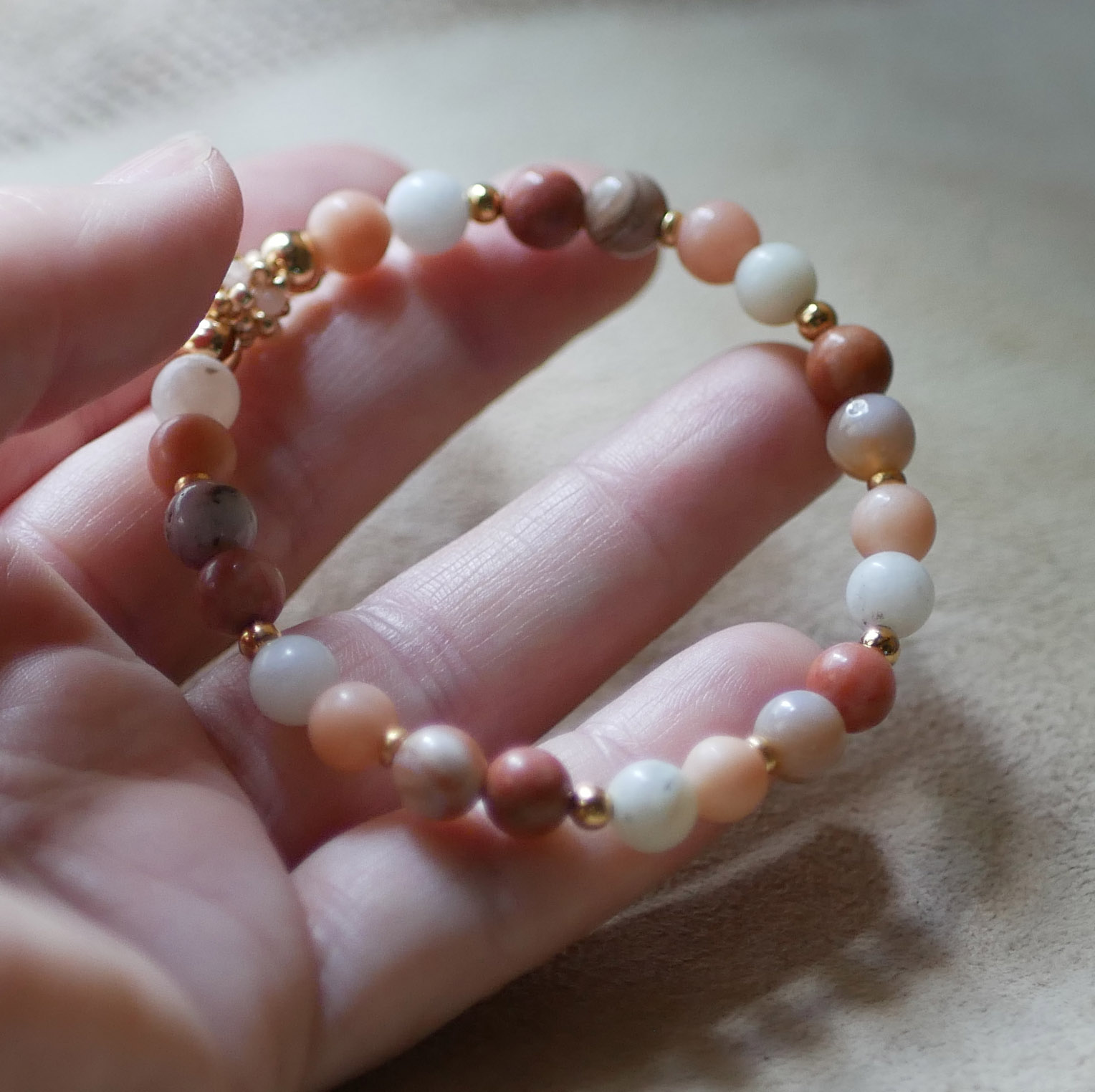 Bracciale con perle di pietra naturale avventurina rosa e bianca e perle dorate