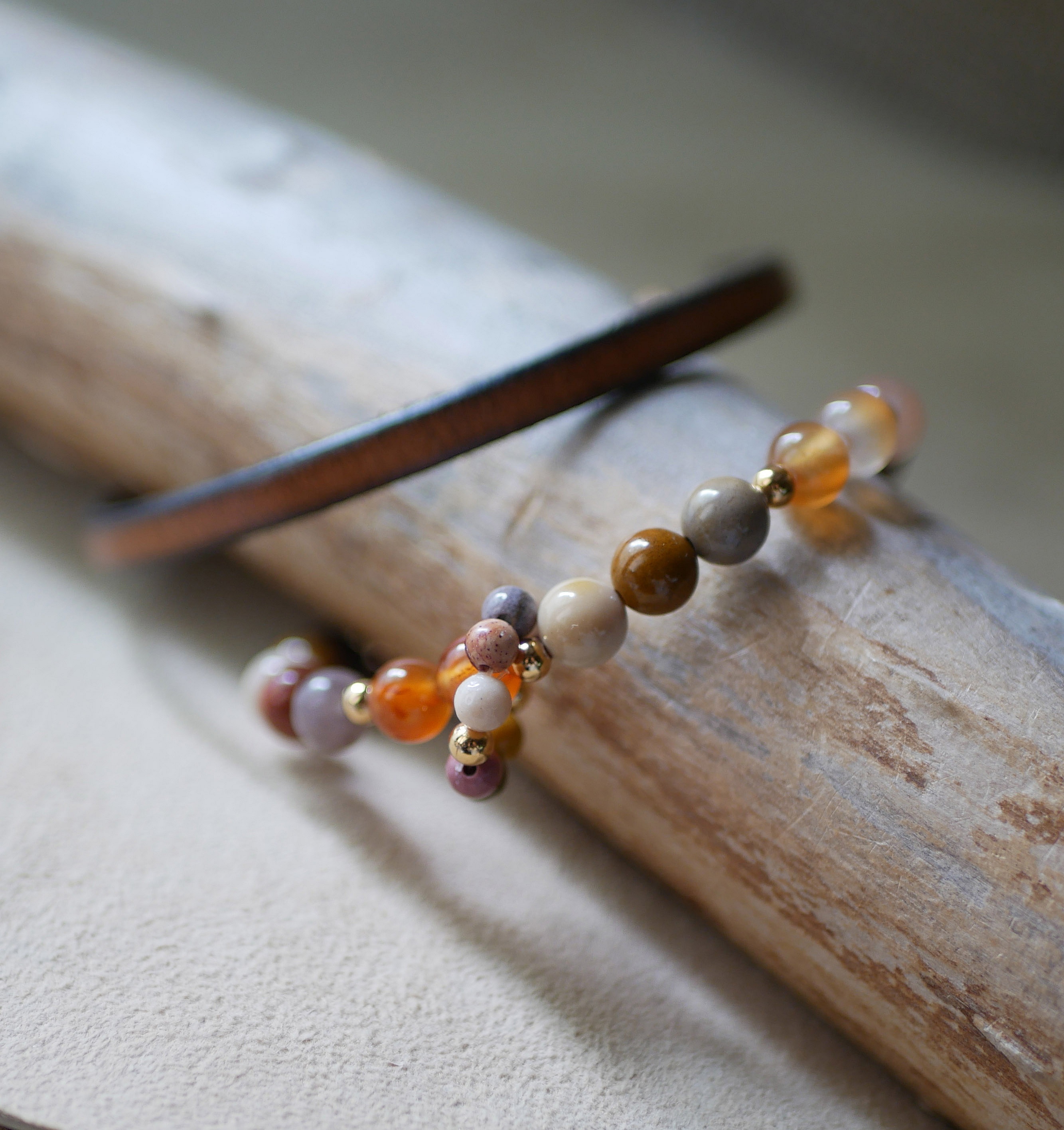Bracelet en perles naturelles mokaïte et cornaline sur bois.